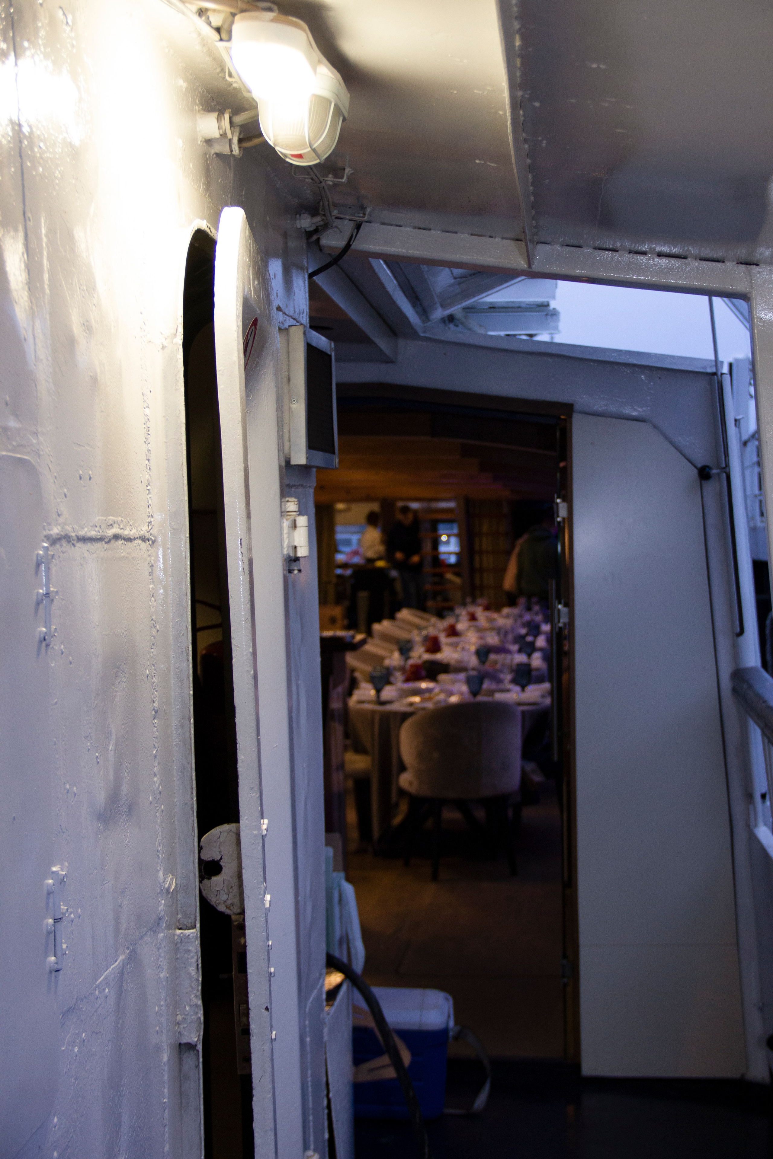 Съемка для сайта аренды катеров в Санкт-Петербурге, подготовка к свадебной прогулке по рекам и каналам. Фотограф в Санкт-Петербурге Смирнова Диана