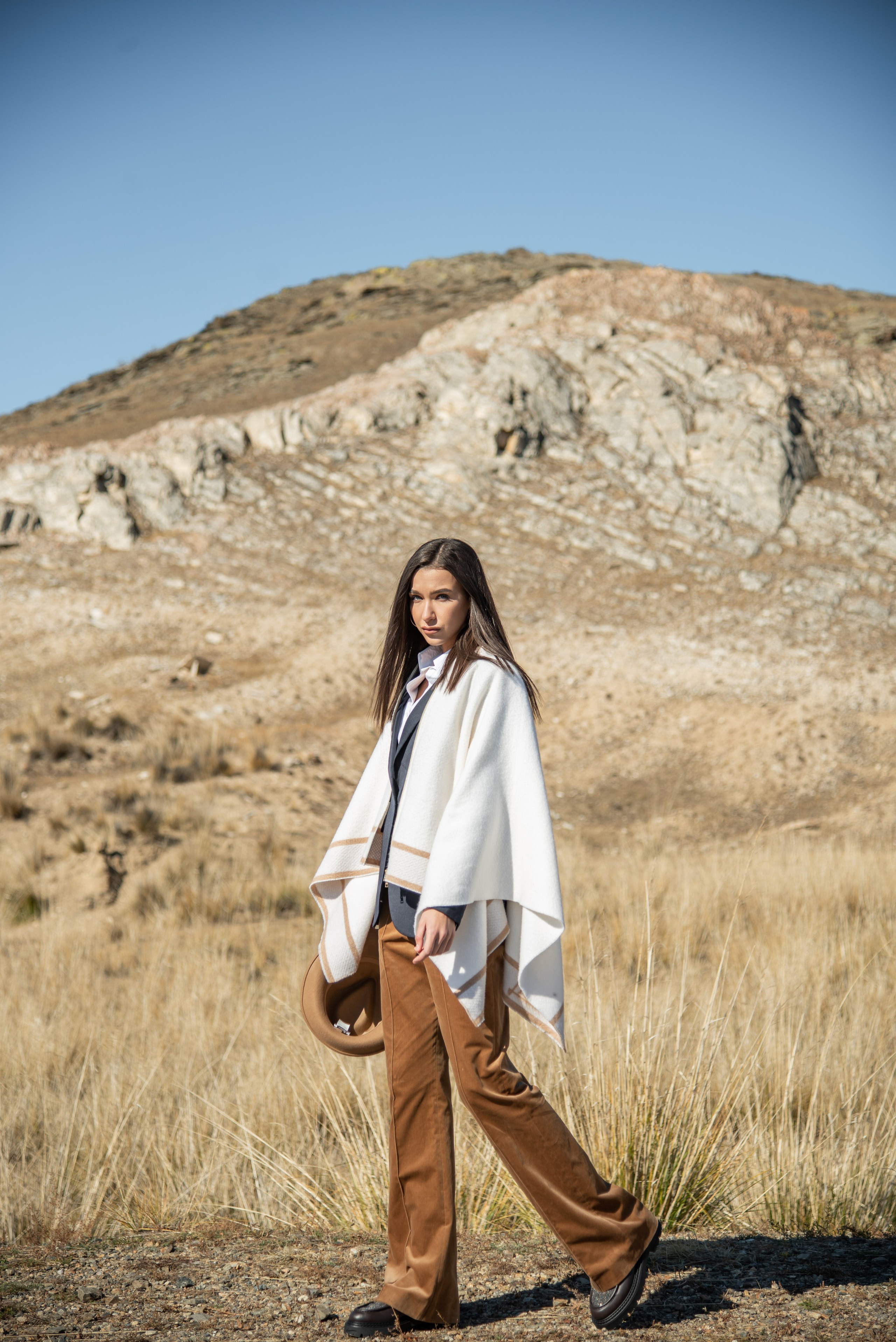 Съёмка одежды на Ольхоне. Занимаюсь профессиональной фотографией и живу рядом с Байкалом. Работаю в разных жанрах