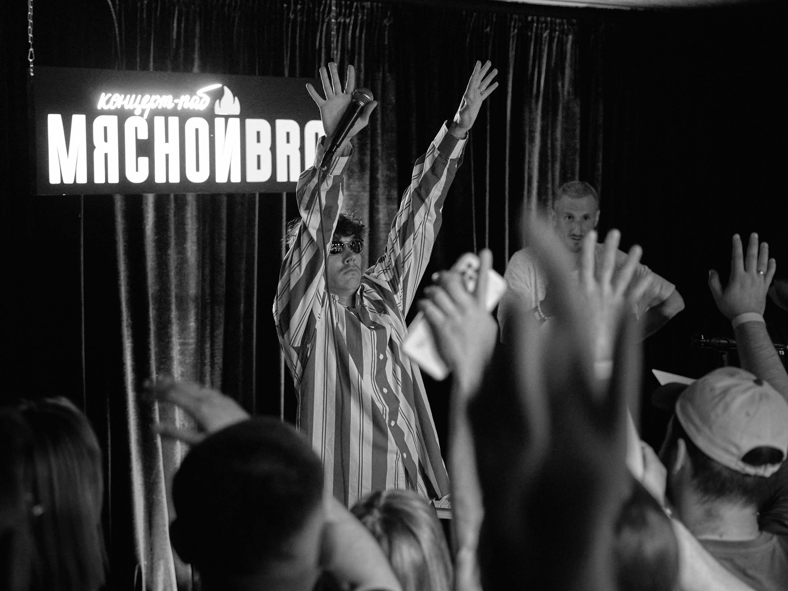 Черно-белая фотография с выступления Антоха MC в Анапе в баре "Мясной бро". Репортажная фотосъемка в Анапе.