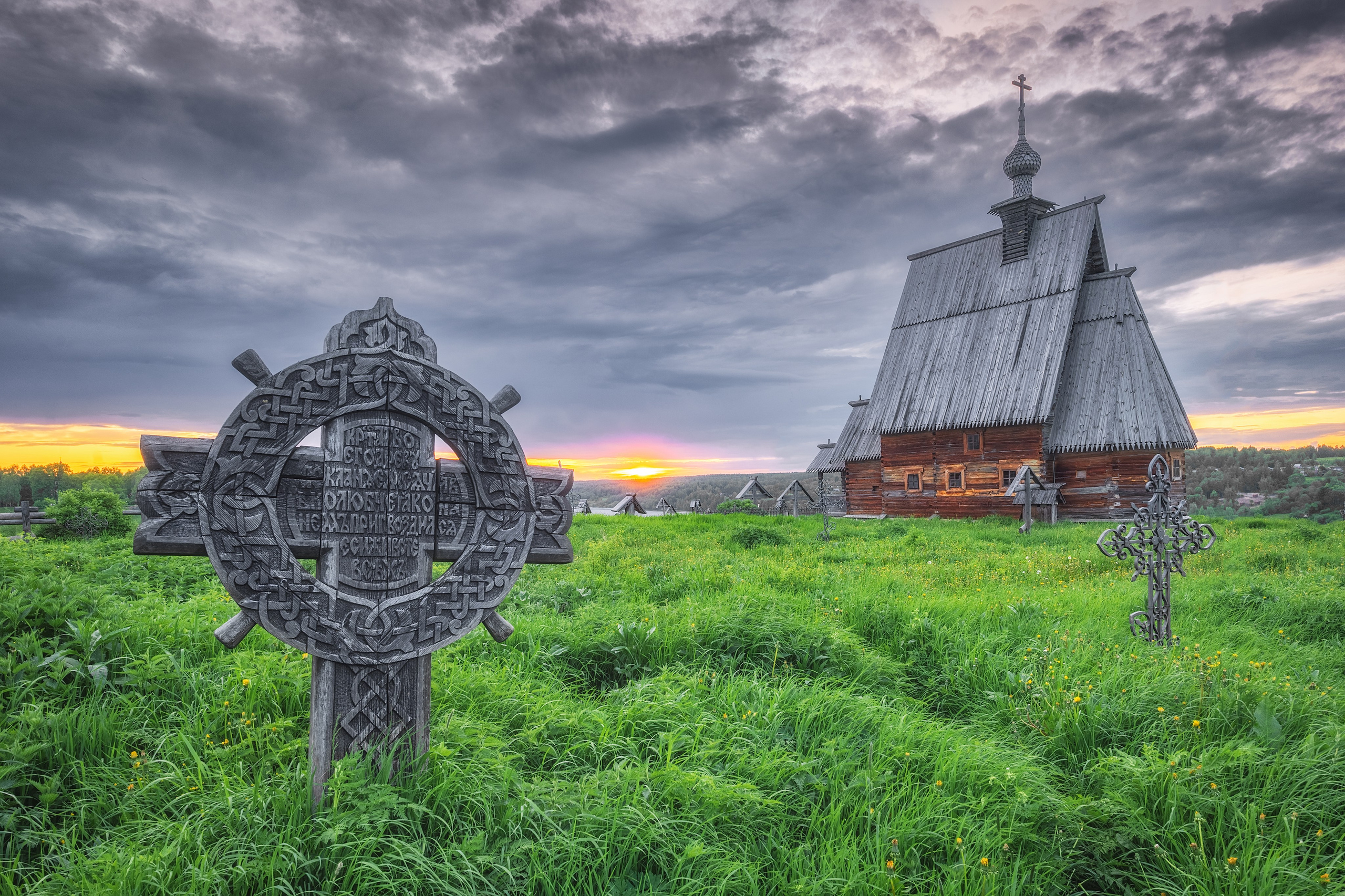 Воскресенская церковь на горе Левитана в Плёсе на фоне погоста на закате