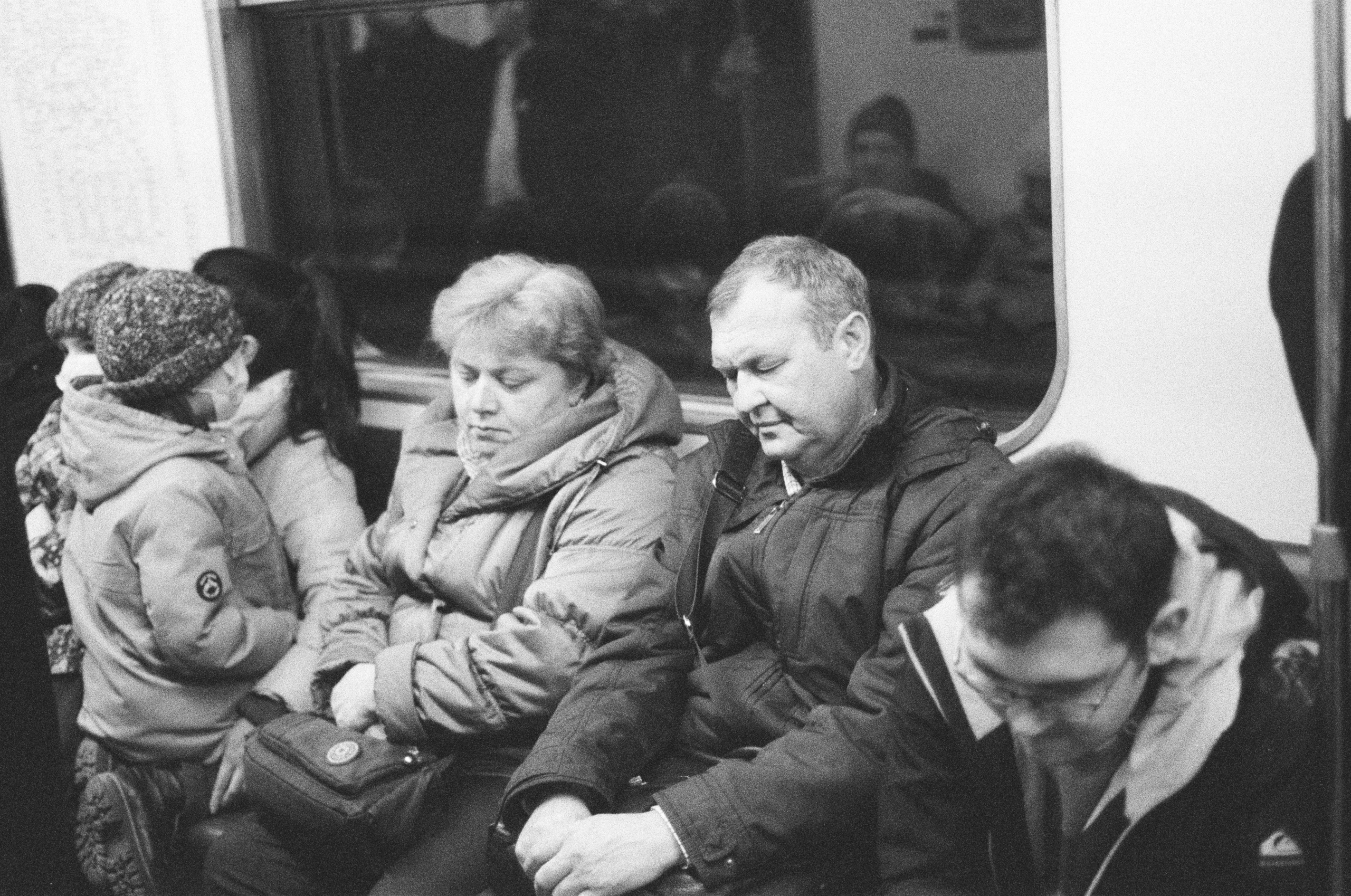 Фотосерия «Час пик»: динамика городской суеты в моменты транспортного и человеческого потока, игра света, тени и контраста в хронике городского движения. Фотограф: Ожерельев Лев