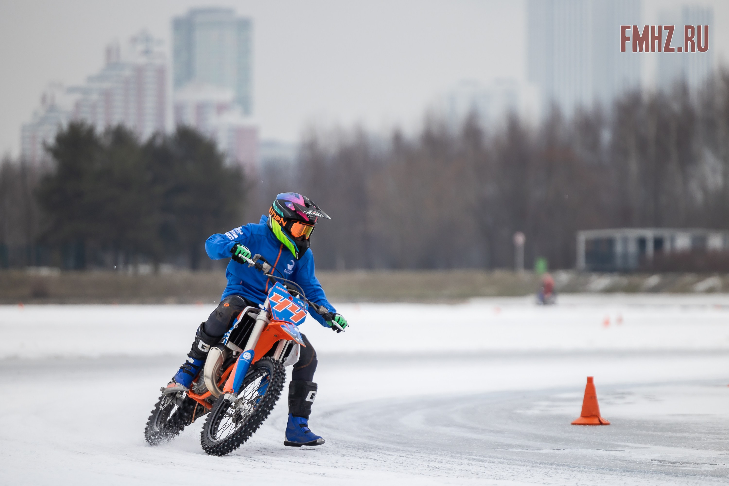 Первый этап Кубка МФР по мотокроссу на льду Большого Крылатского пруда в Москве. 8 февраля 2025 г. Фотограф Владимир Охрименко