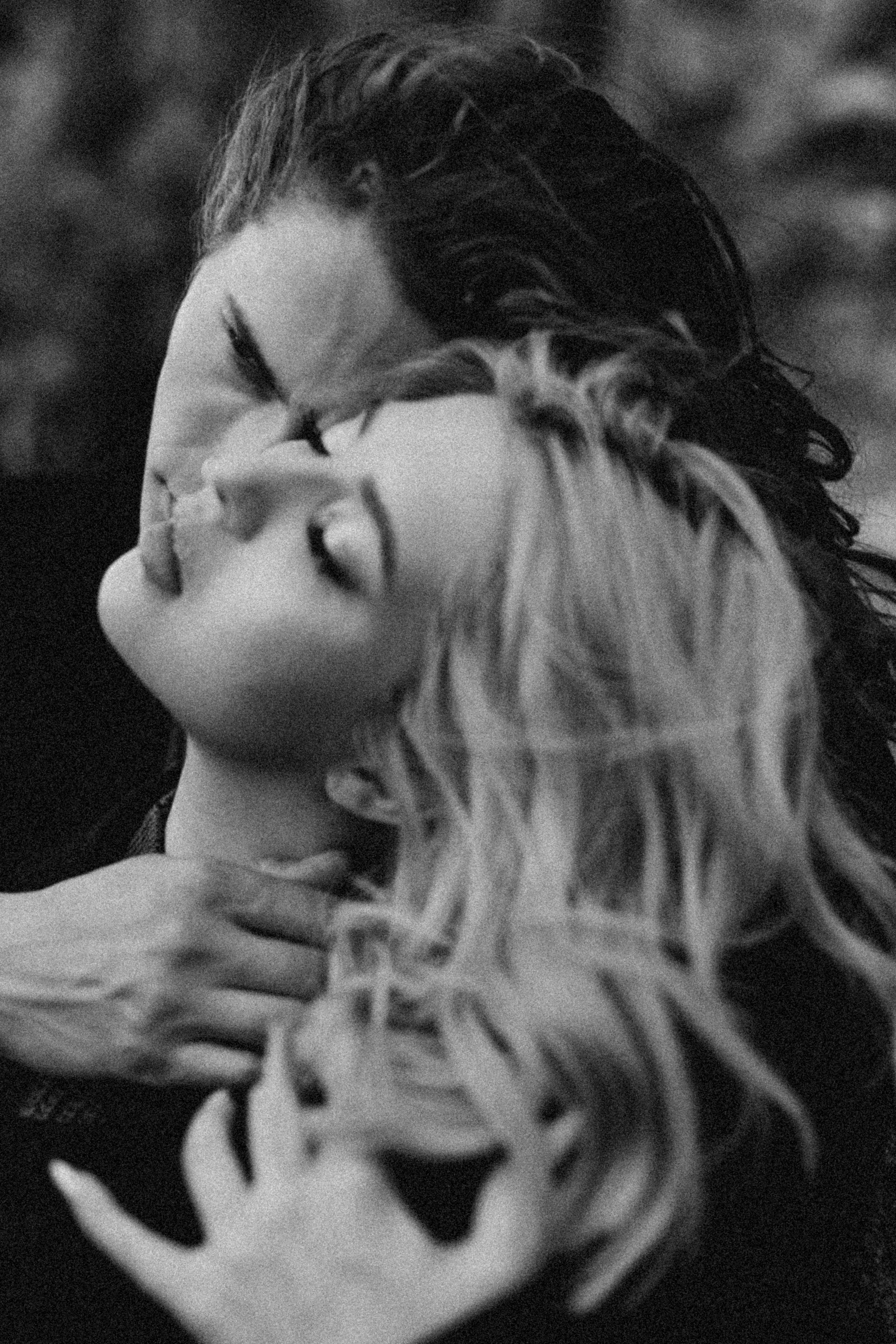 Свадебная фотосессия под ключ. Трогательные фото молодоженов, гостей, декора. Естественная съемка на природе, в зале, в городе. Услуги фотографа для уютных, стильных и эмоциональных свадеб.