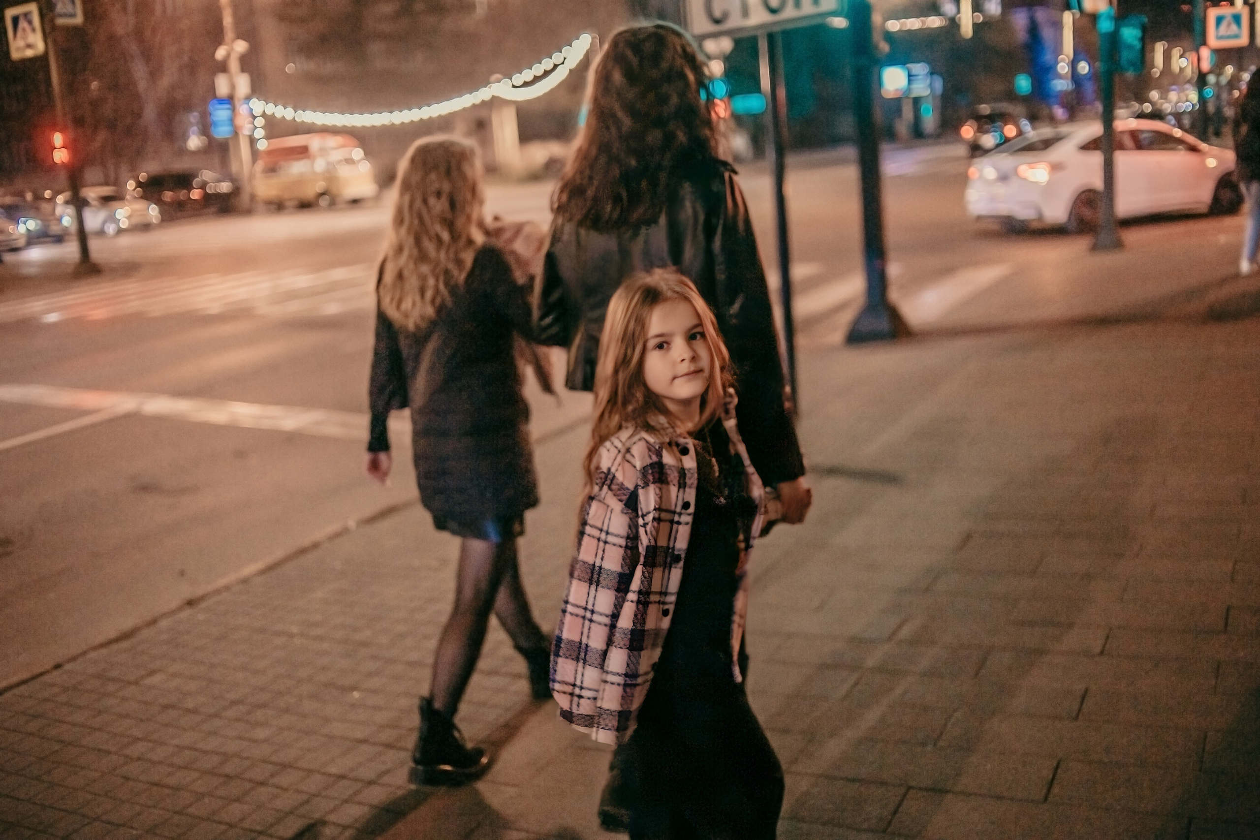 Ирина, Яна, Лера. Вечерняя прогулка. Фотограф Регина Крикунова г. Красноярск