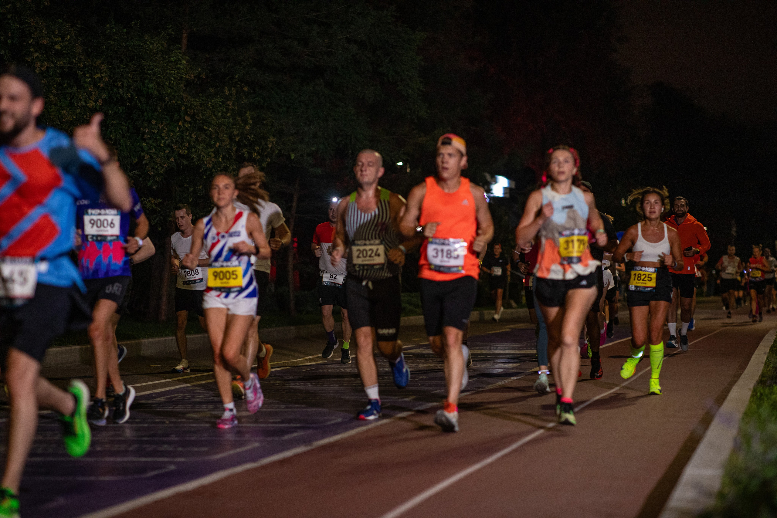 Ночной забег в ленте фотографий бегунов 03.08.24. Фотограф Сергей Ловкий