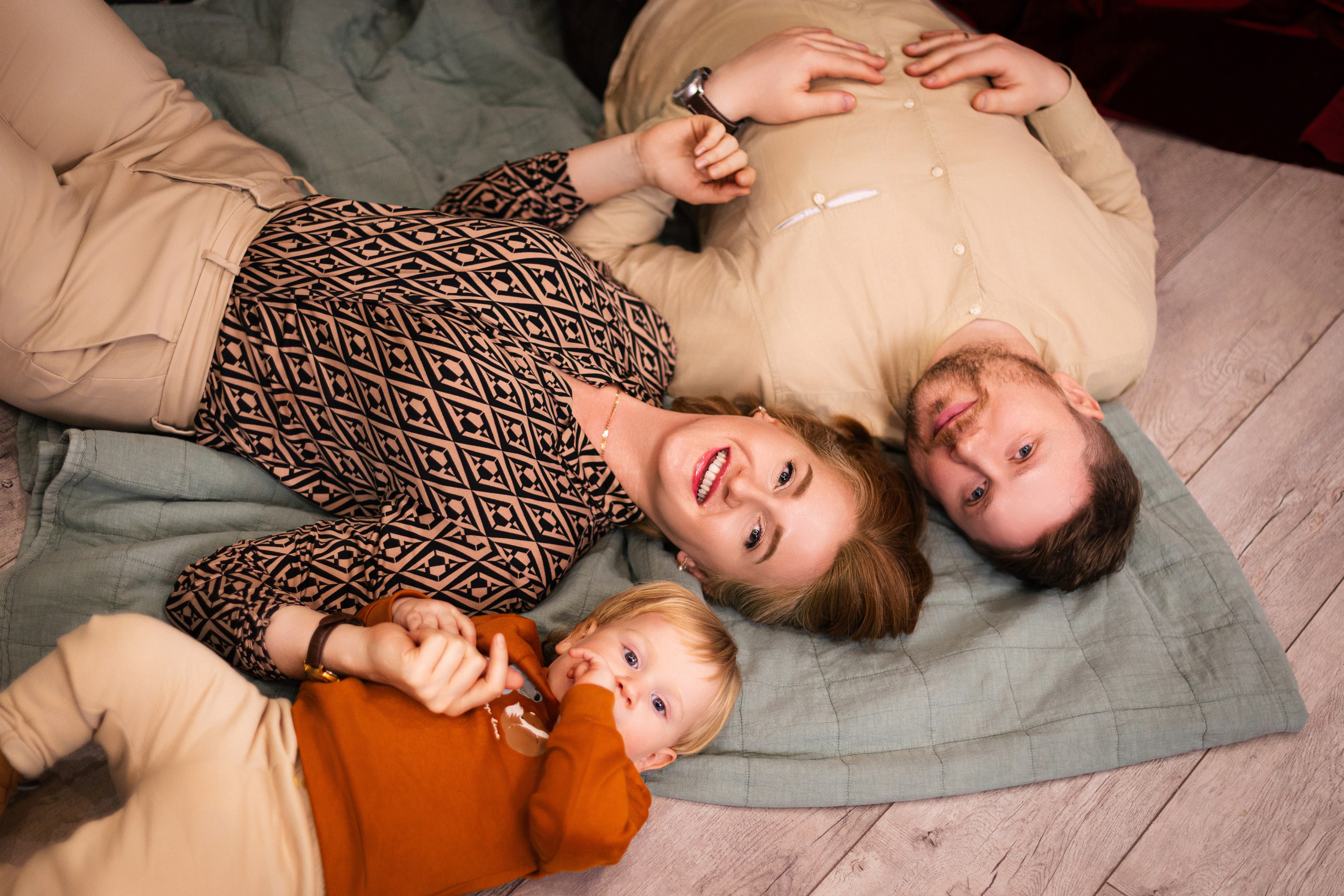 Ольга, Павел и Рома с бабушками. Фотограф ВИКА МЕДУЗА