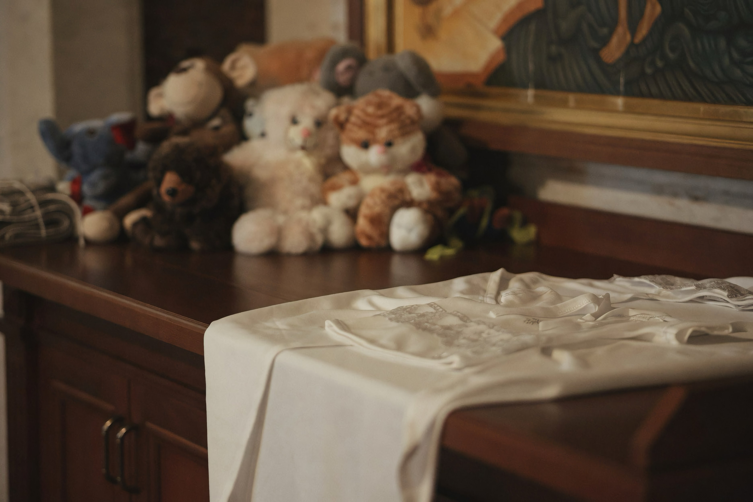 Детали обряда Крещения: руки священника и текстура святой воды. Достоинство фактуры и игра теней в пространстве Храма на Крови. Фотограф Илья Антропов.