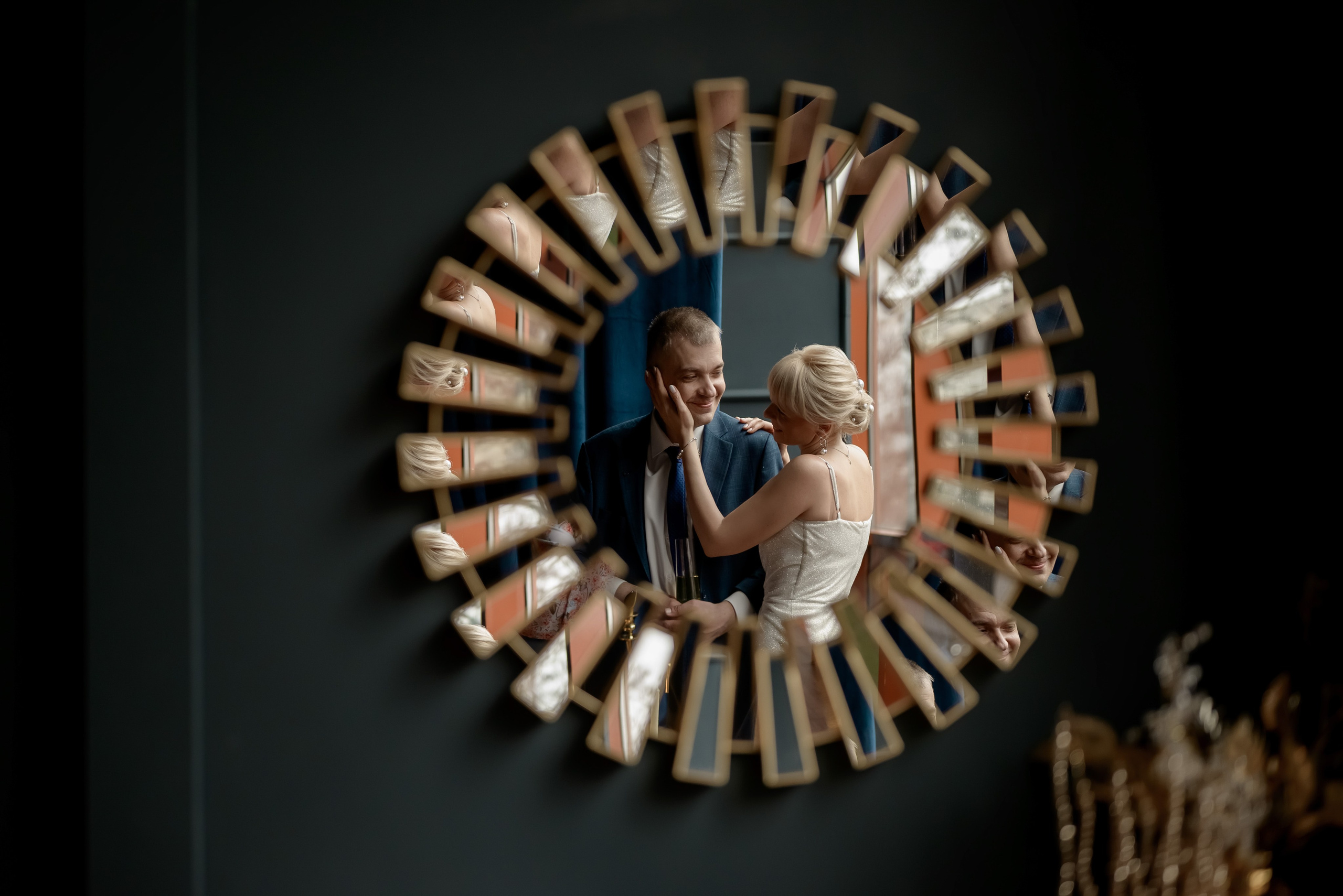 Свадебная фотосессия в синем зале. Юлия Басня семейный и свадебный фотограф в Донецке