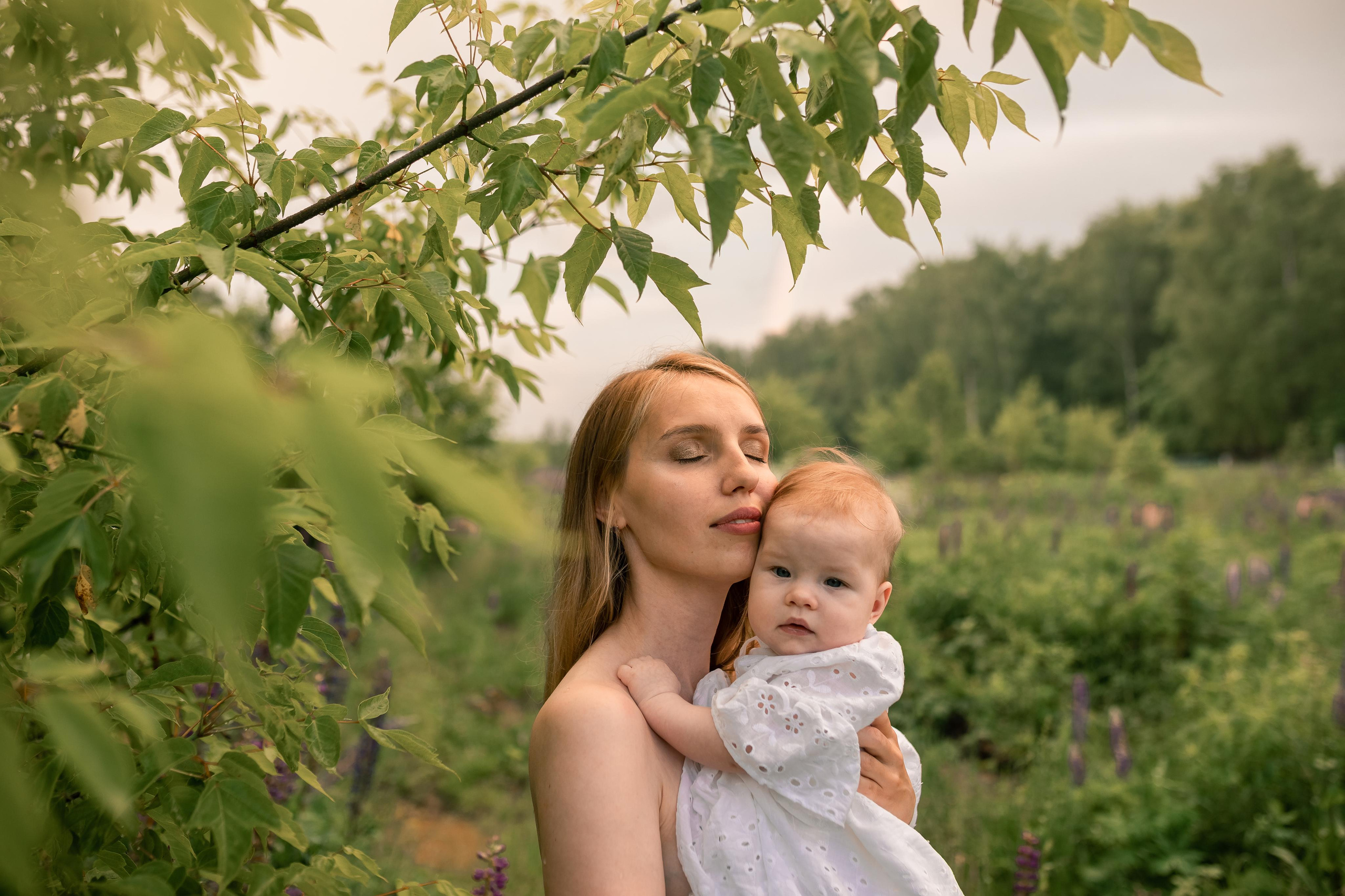 Людмила с малышкой в люпинах. Женский семейный фотограф Тула Москва Захарова Анна