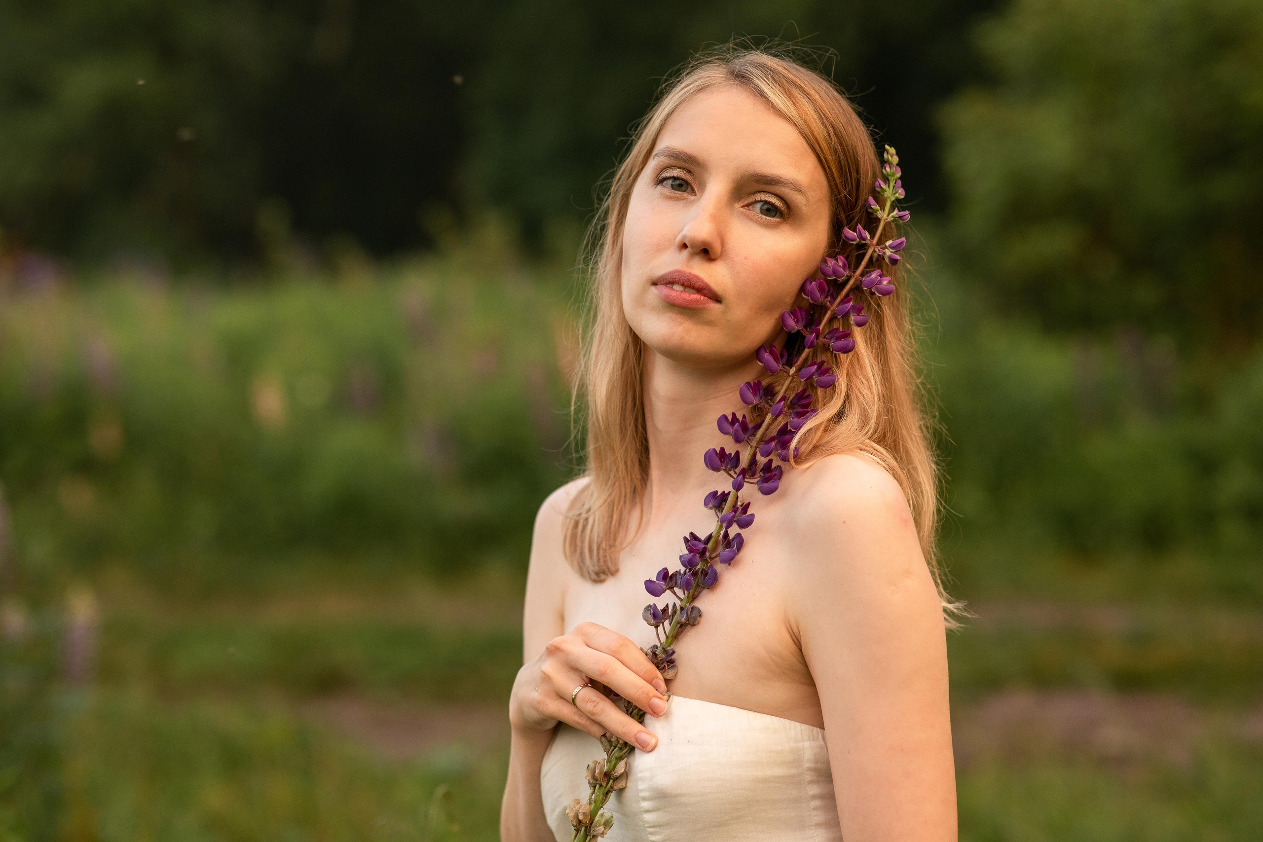 Людмила с малышкой в люпинах. Женский семейный фотограф Тула Москва Захарова Анна
