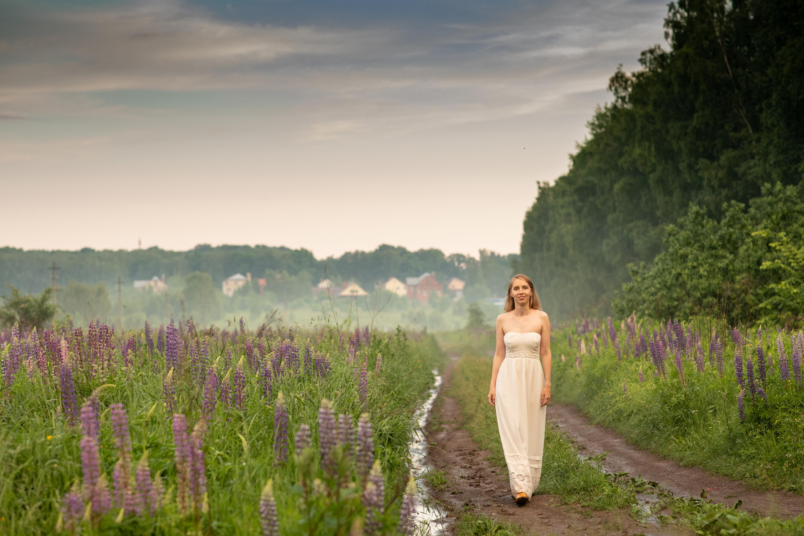 Людмила с малышкой в люпинах. Женский семейный фотограф Тула Москва Захарова Анна