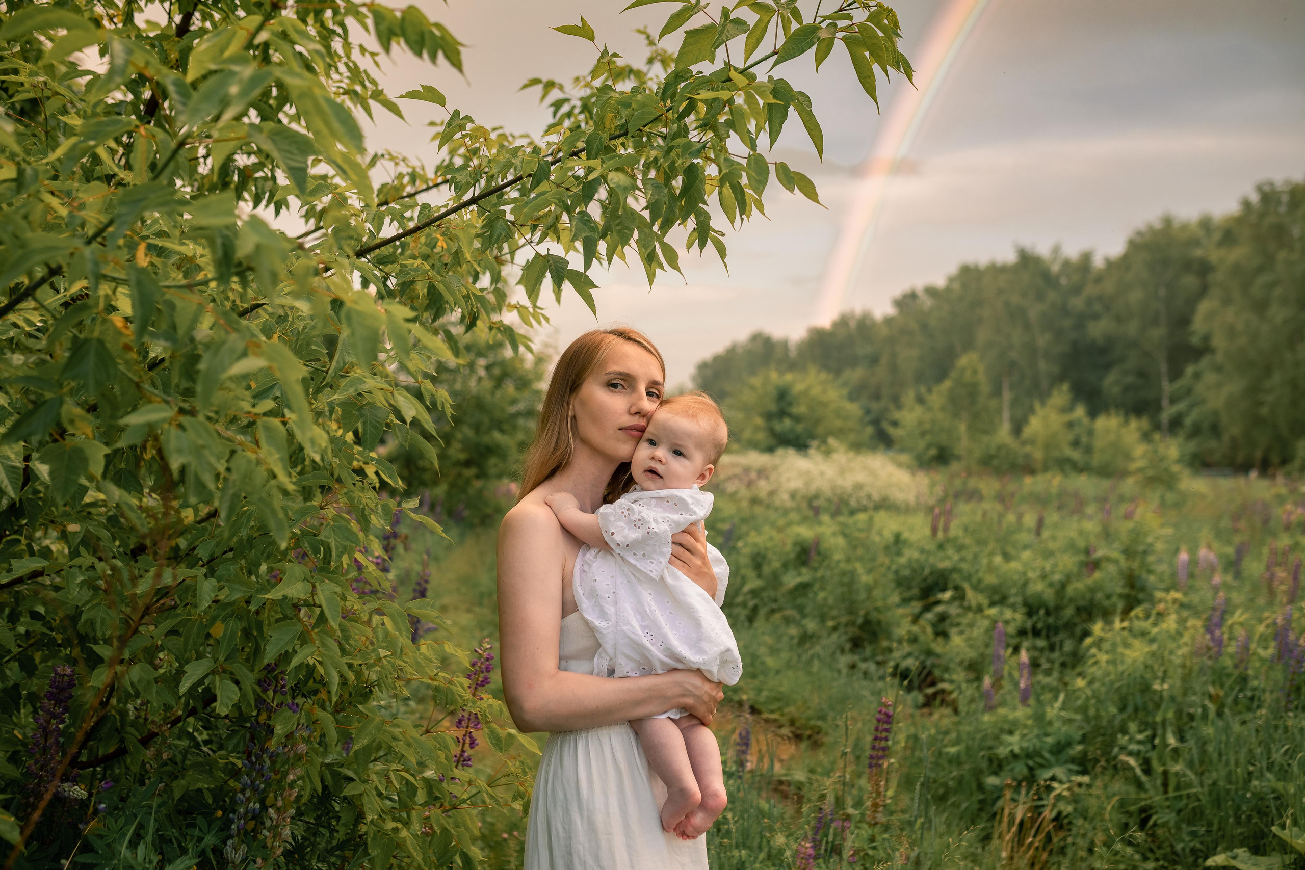 Людмила с малышкой в люпинах. Женский семейный фотограф Тула Москва Захарова Анна