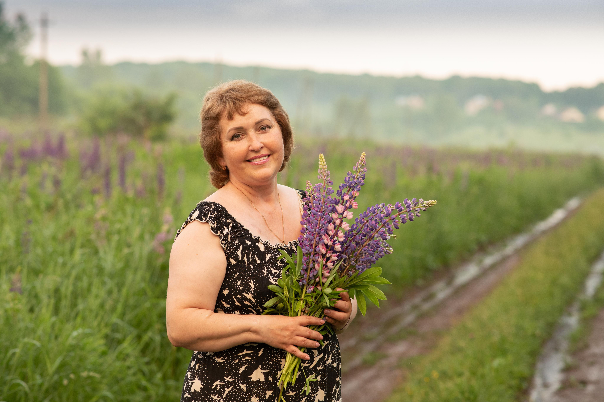 Людмила с малышкой в люпинах. Женский семейный фотограф Тула Москва Захарова Анна