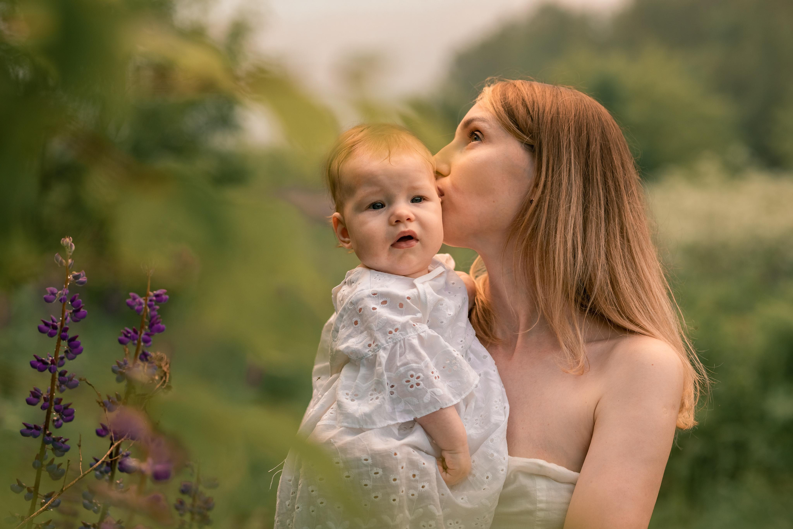 Людмила с малышкой в люпинах. Женский семейный фотограф Тула Москва Захарова Анна