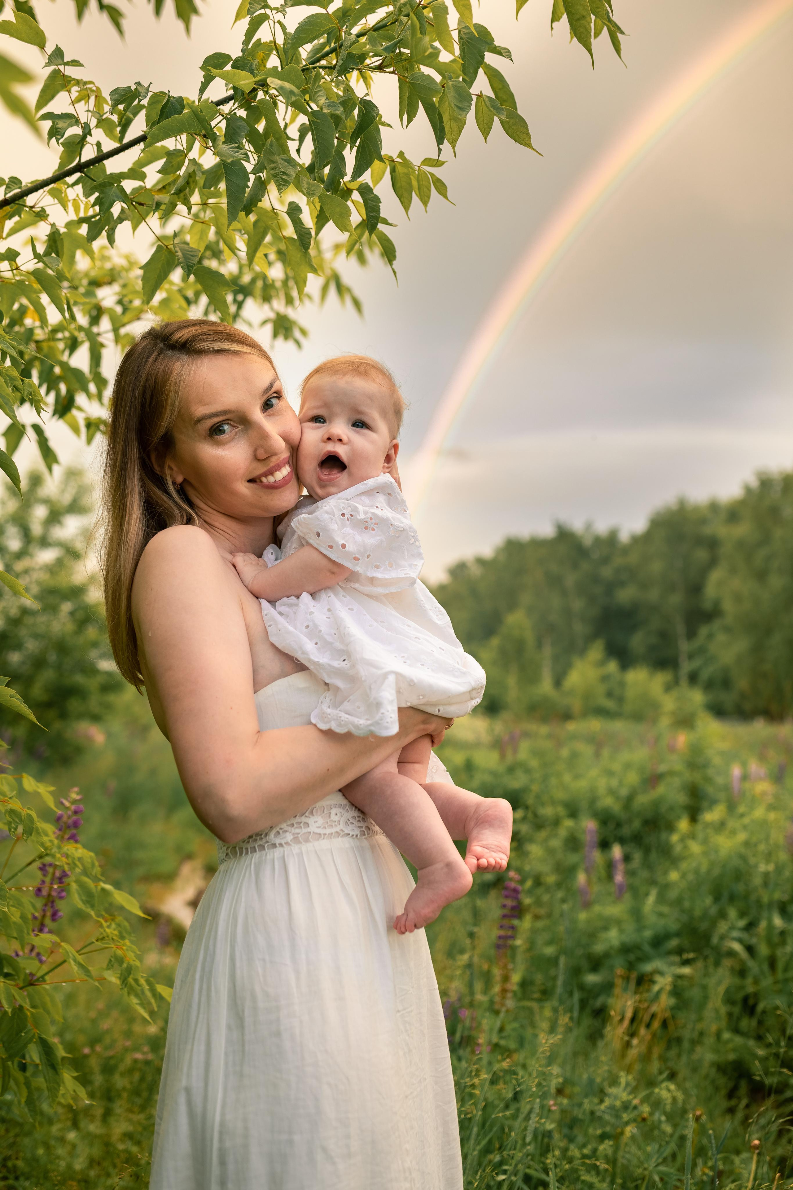 Людмила с малышкой в люпинах. Женский семейный фотограф Тула Москва Захарова Анна