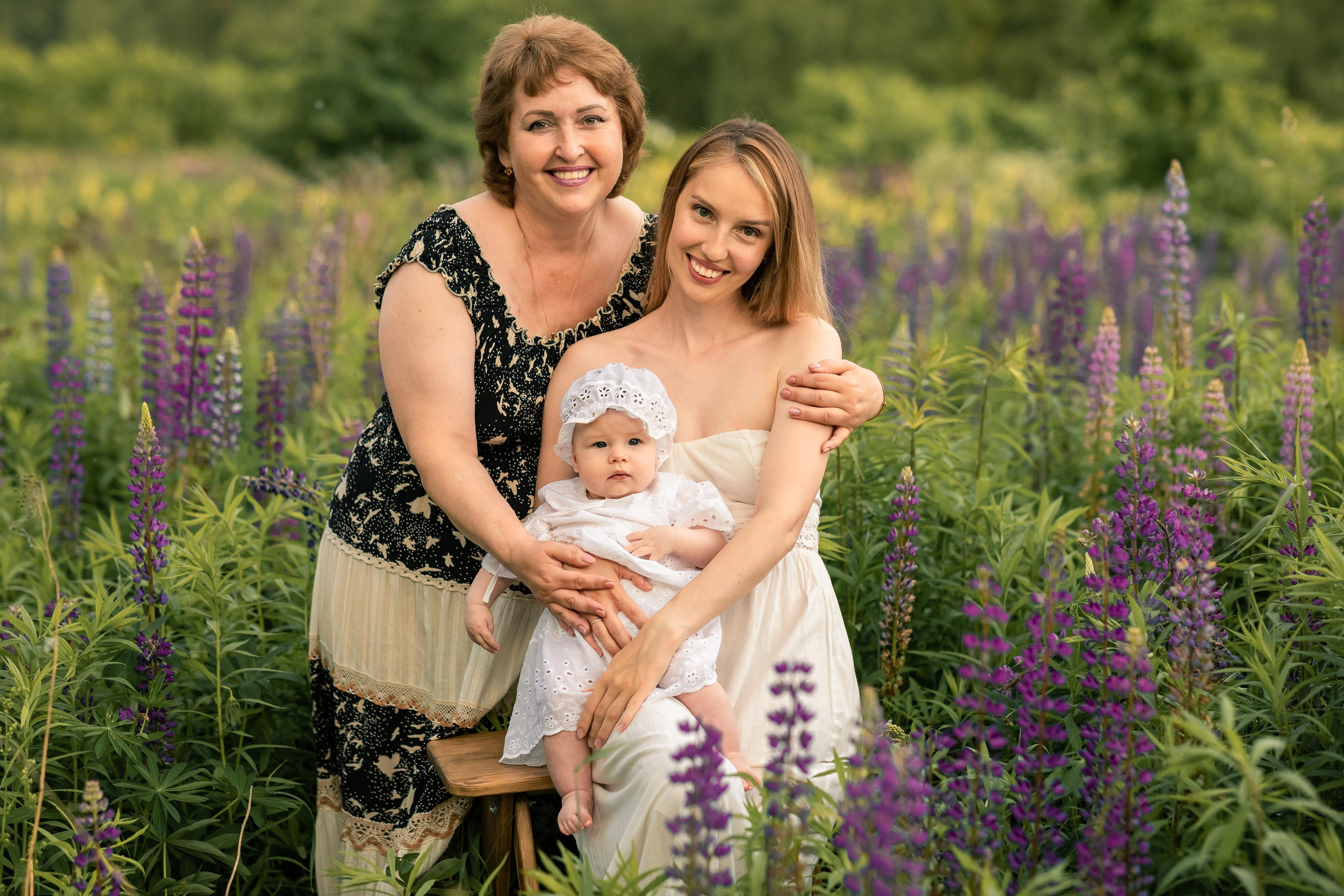 Людмила с малышкой в люпинах. Женский семейный фотограф Тула Москва Захарова Анна