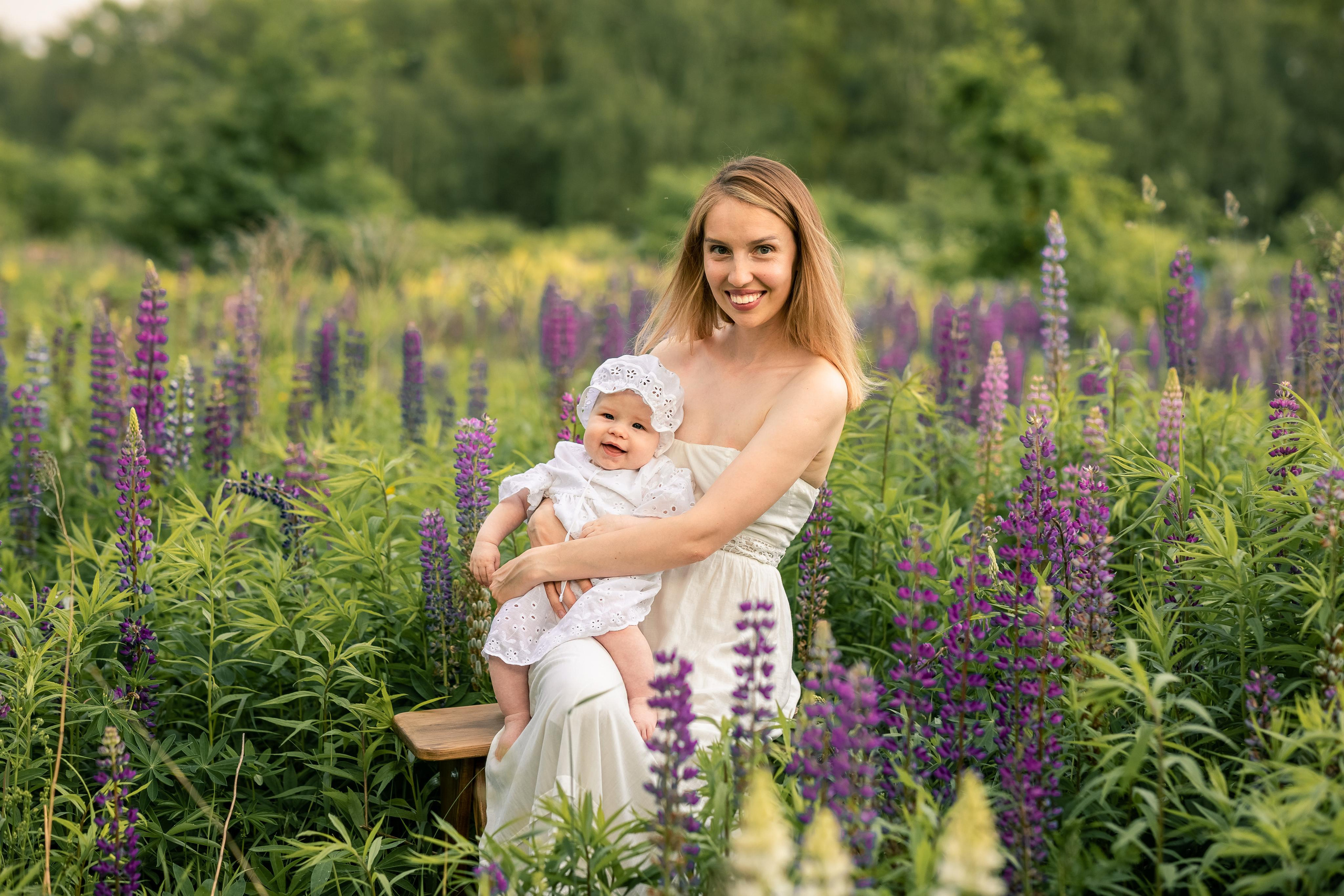 Людмила с малышкой в люпинах. Женский семейный фотограф Тула Москва Захарова Анна