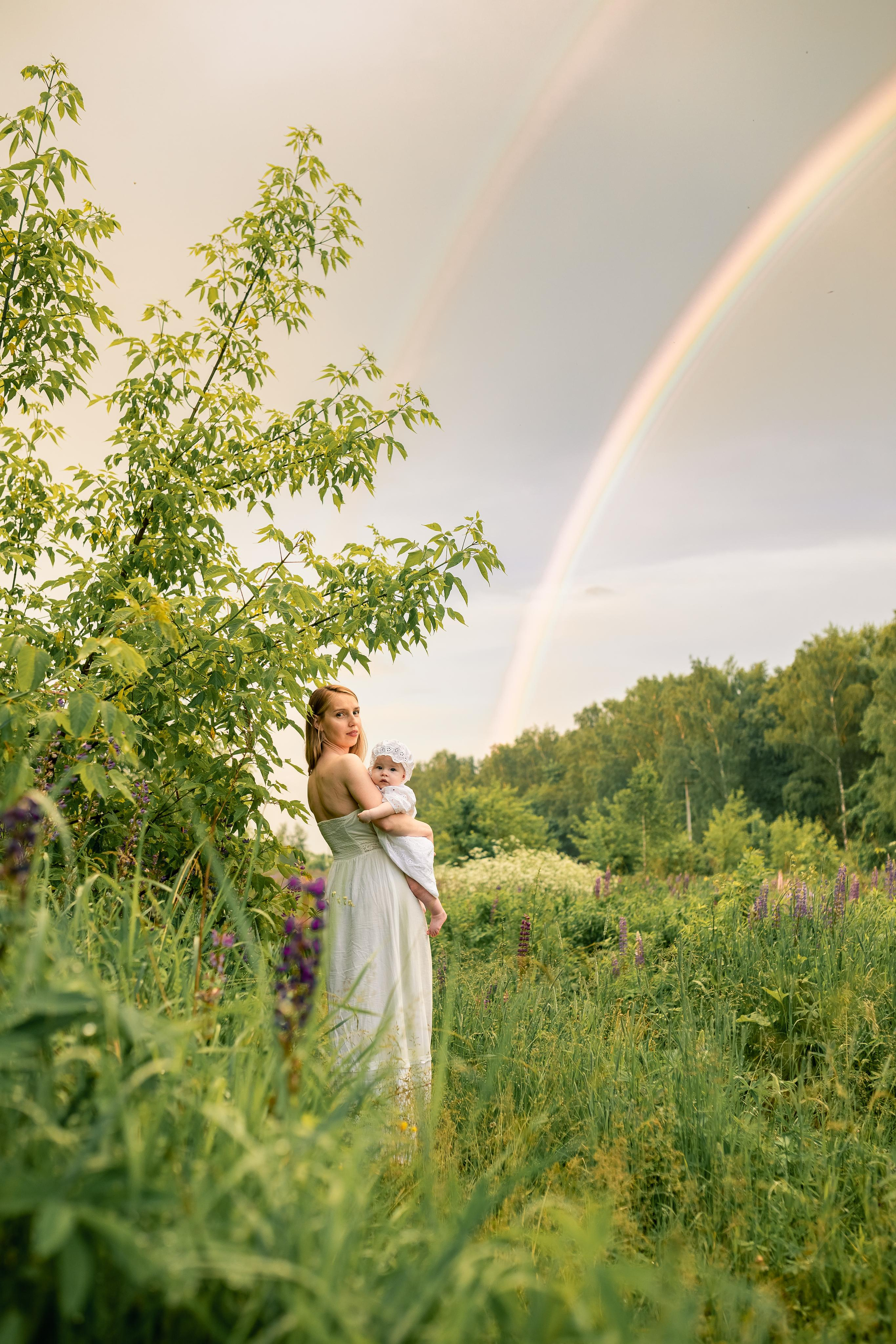Людмила с малышкой в люпинах. Женский семейный фотограф Тула Москва Захарова Анна