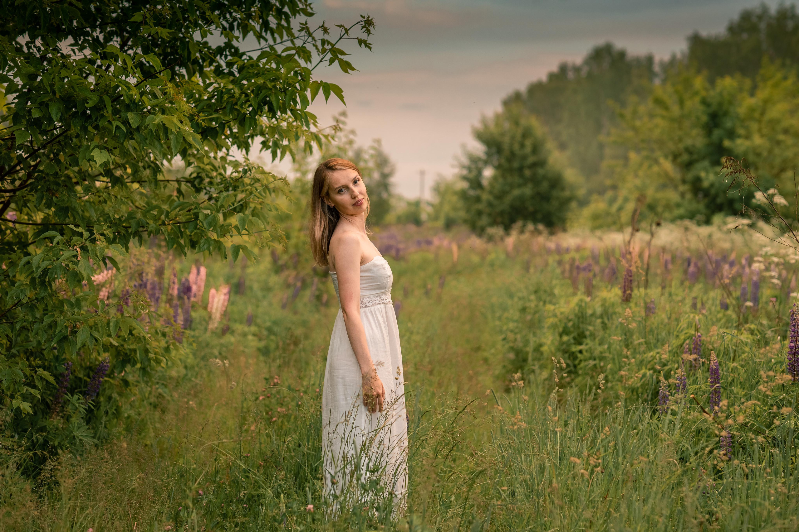 Людмила с малышкой в люпинах. Женский семейный фотограф Тула Москва Захарова Анна