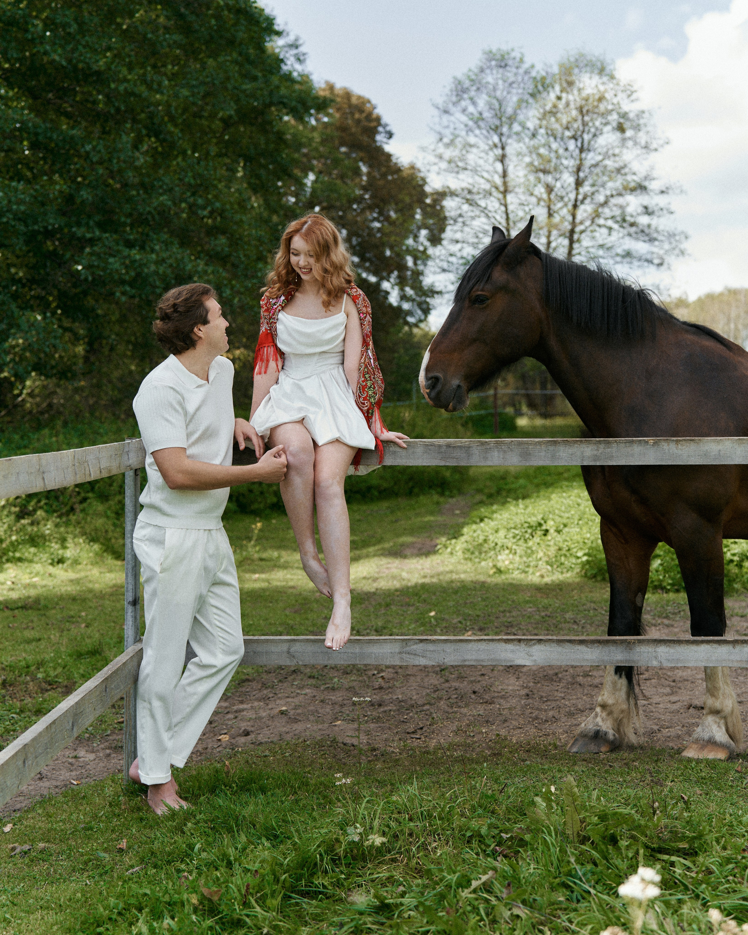 Свадебная фотосессия в поле с лошадью