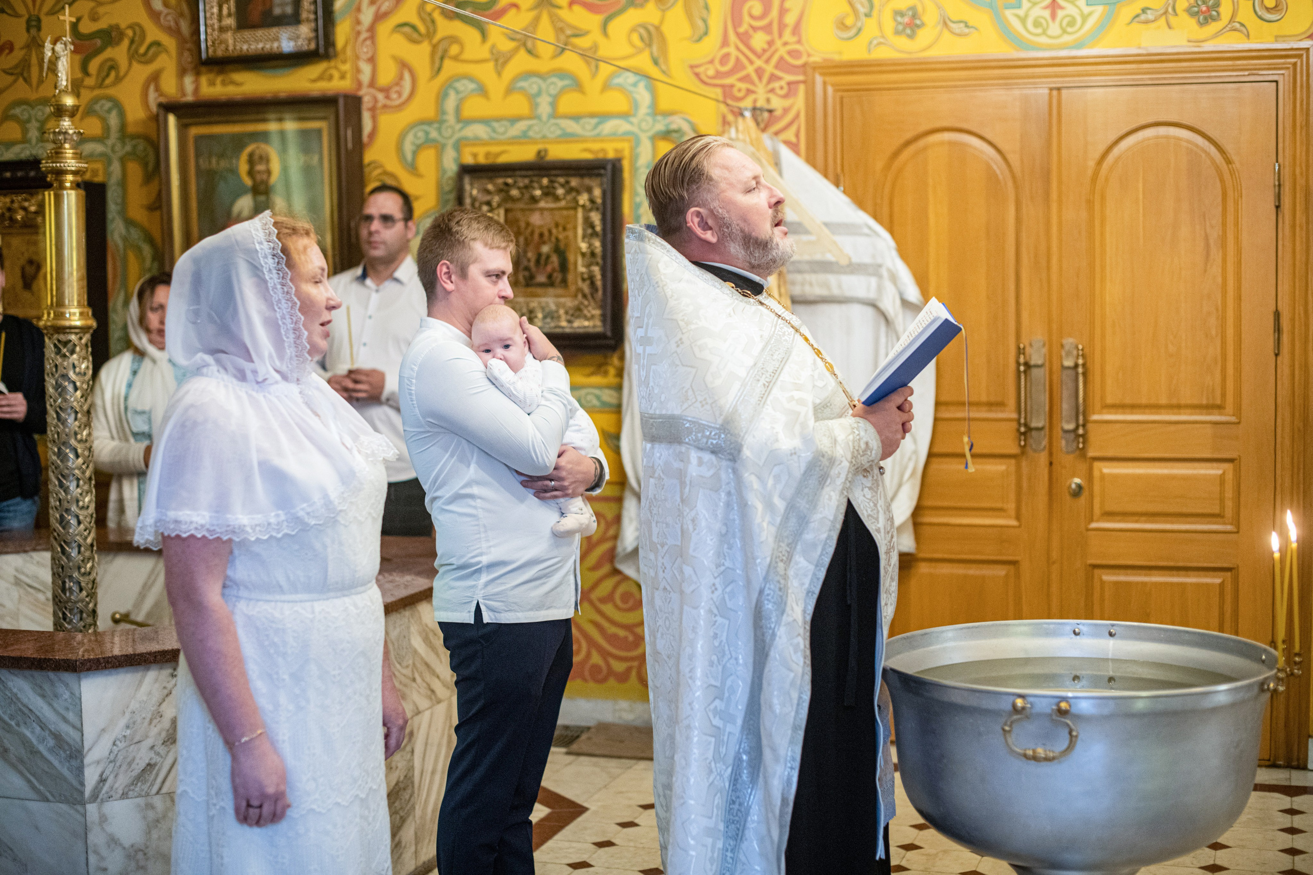 Крещение младенца Ксении. Храм Воздвижения Креста Господня в Алтуфьеве. Фотограф Крещения и Венчания в Москве и МО