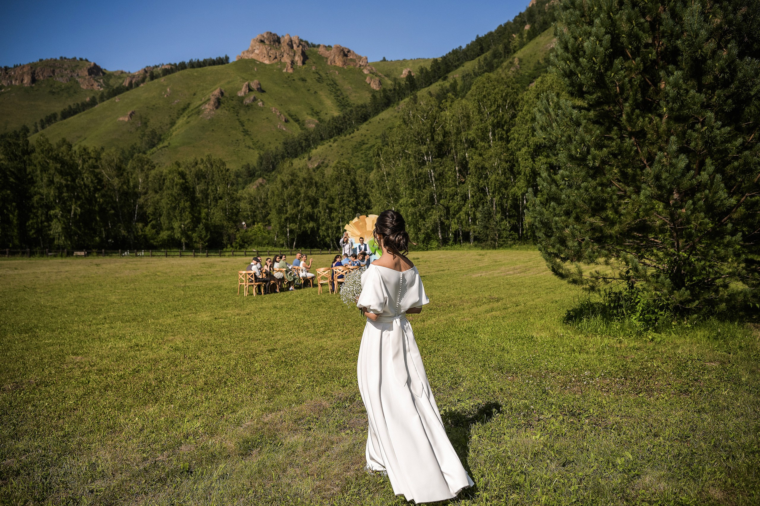 Камерная свадьба на открытом воздухе в Красноярске. 📸 Свадебный и семейный фотограф в Красноярске Тихомиров Евгений | 17 лет опыта | 800+ свадеб