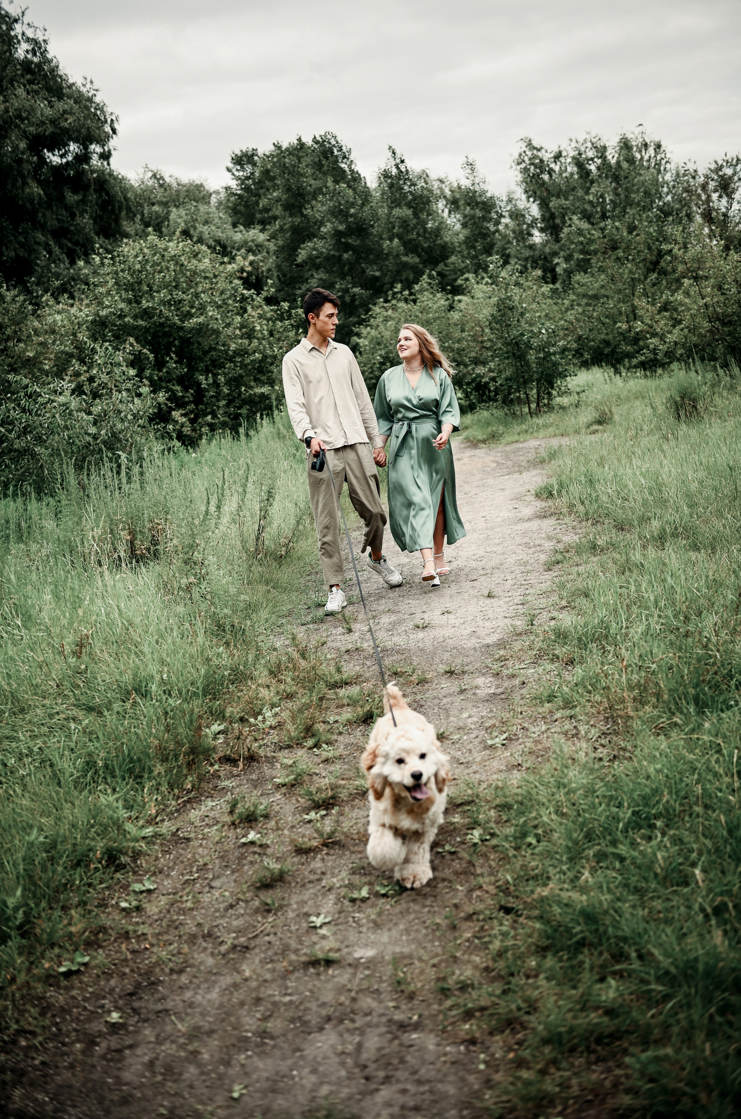 Love story прогулка вместе с песиком))). Свадебный, семейный, детский, контент фотограф в Омске Максим Ильин