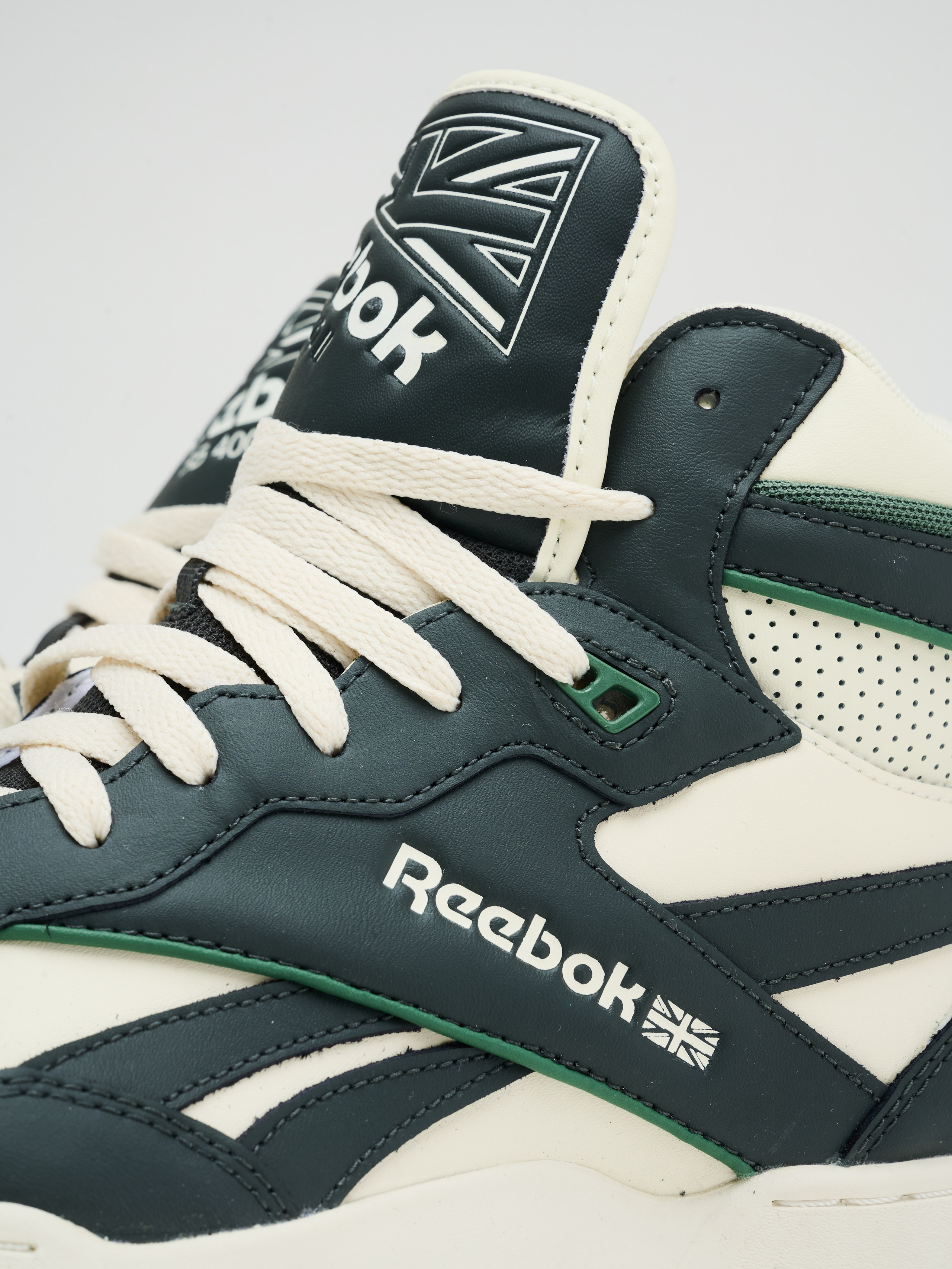 детальная предметная сьемка мужских кроссовок в Екатеринбурге