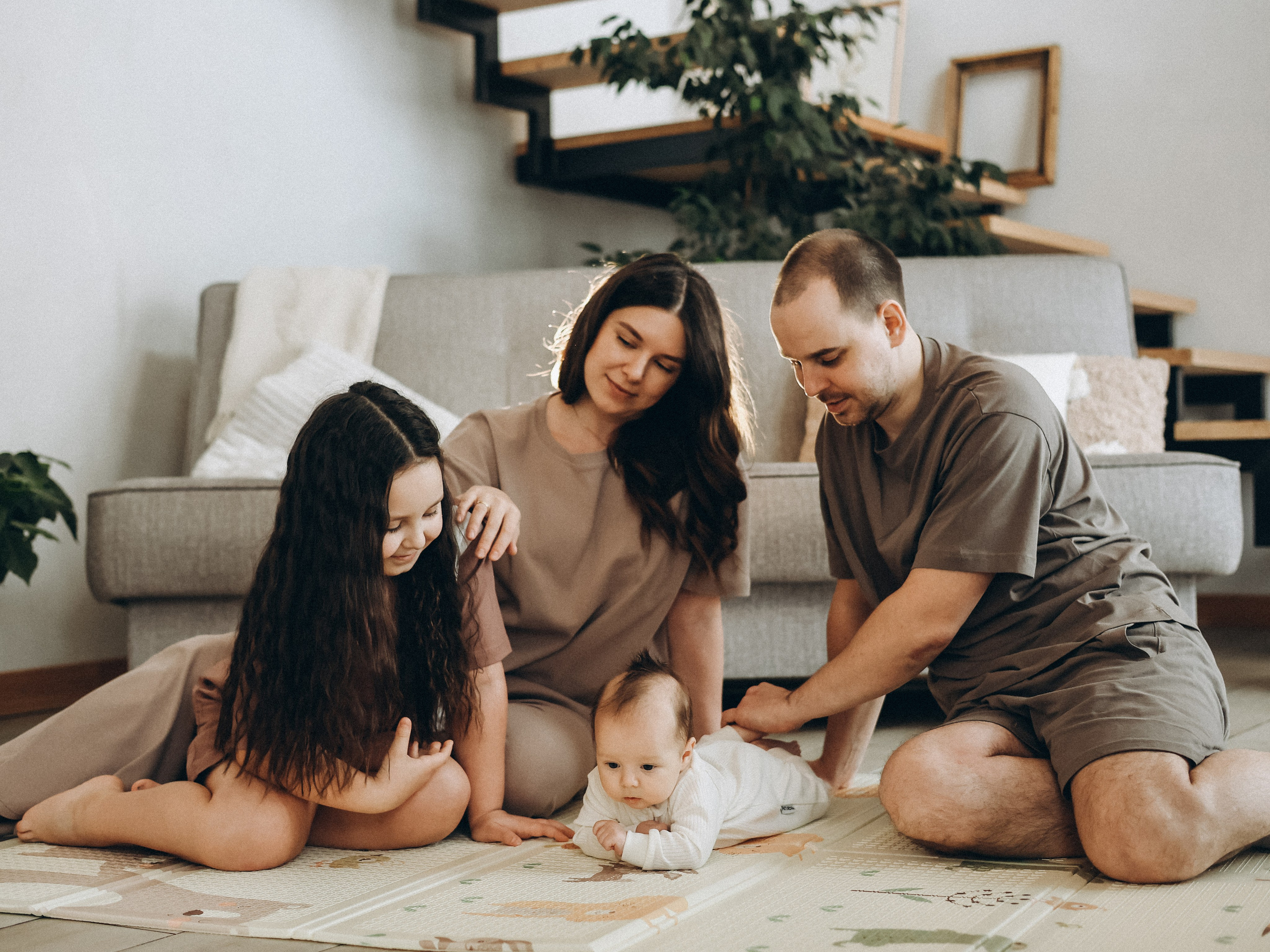 Семейная фотосессия с малышом, с новорожденным, фотосессия в Екатеринбурге, фотосессия в доме, домашняя фотосессия в стиле лайф, фотосессия. Семейный и детский фотограф в  г. Екатеринбурге Холодова Юлия