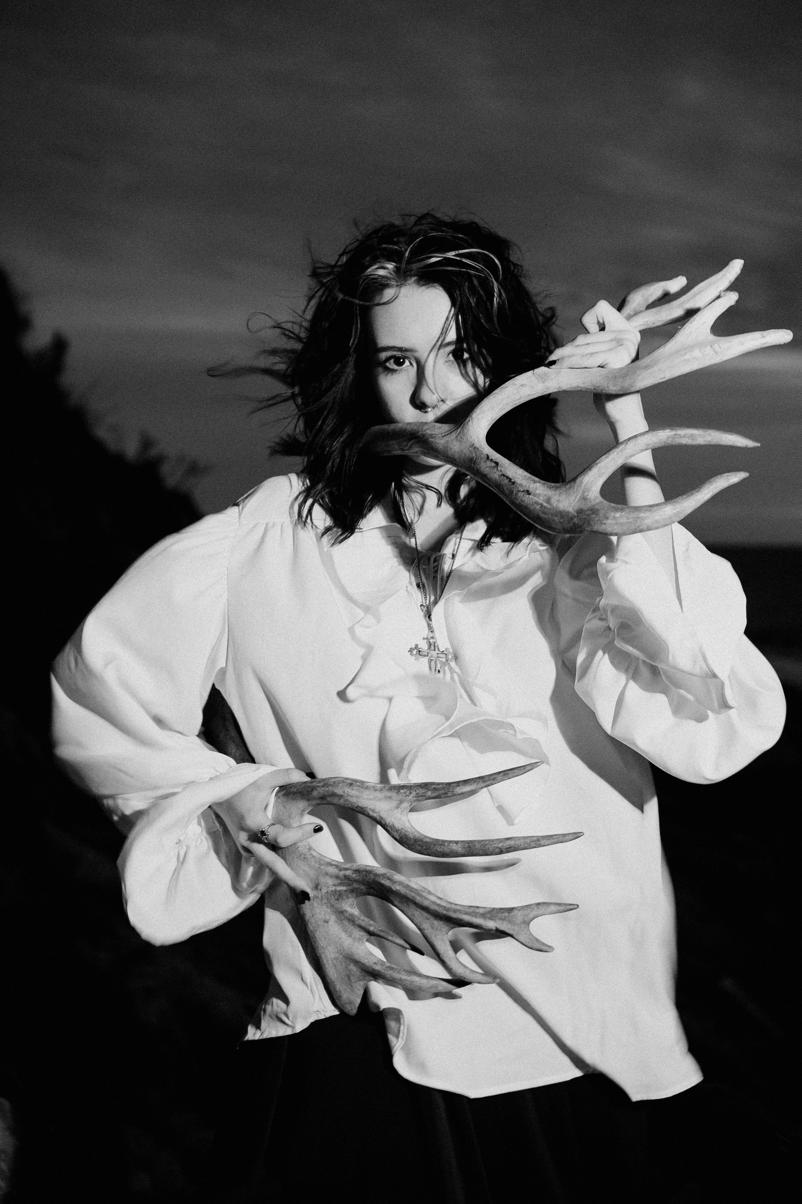 Съёмка у моря с оленьими рогами