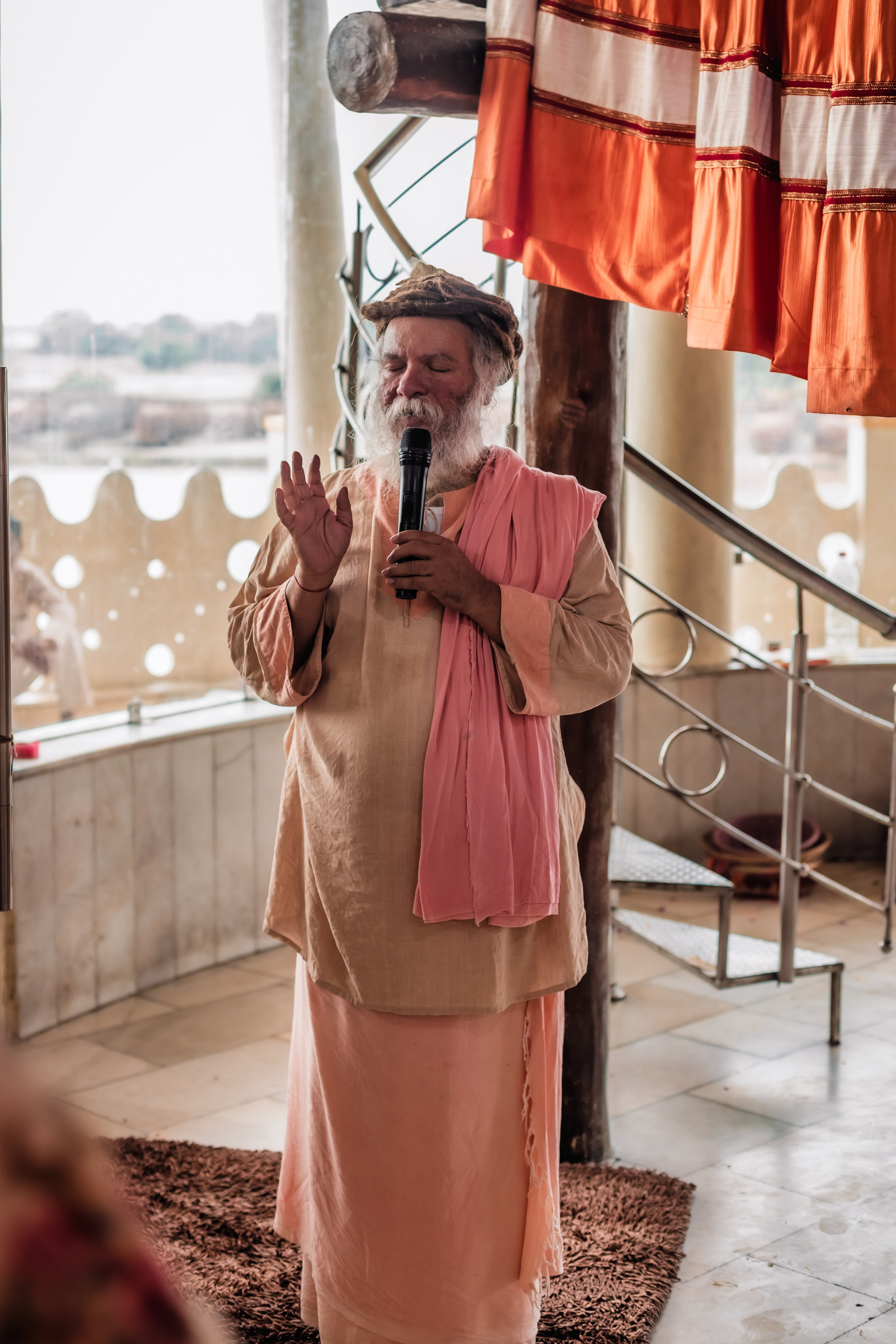 Abhisheka Devraha Baba on Sri Devdas ji maharaj bd. Mariam Bagdasaryan
