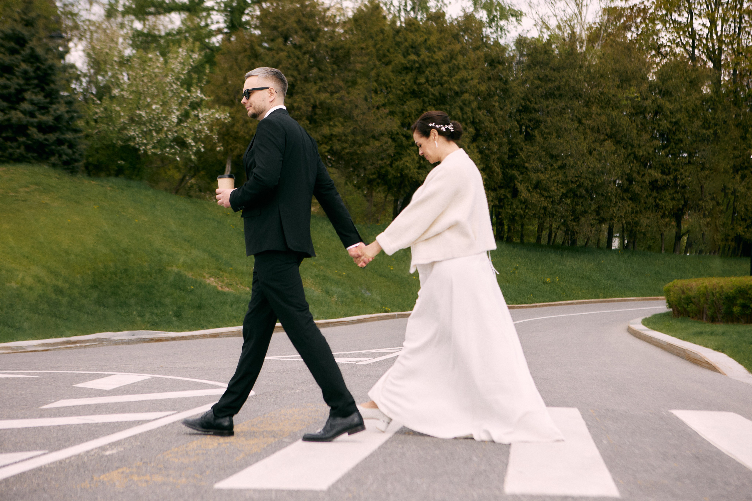 Фотограф Калагина Светлана - свадебная фотосессия на Северном речном вокзале. Жених и невеста идут по пешеходному переходу