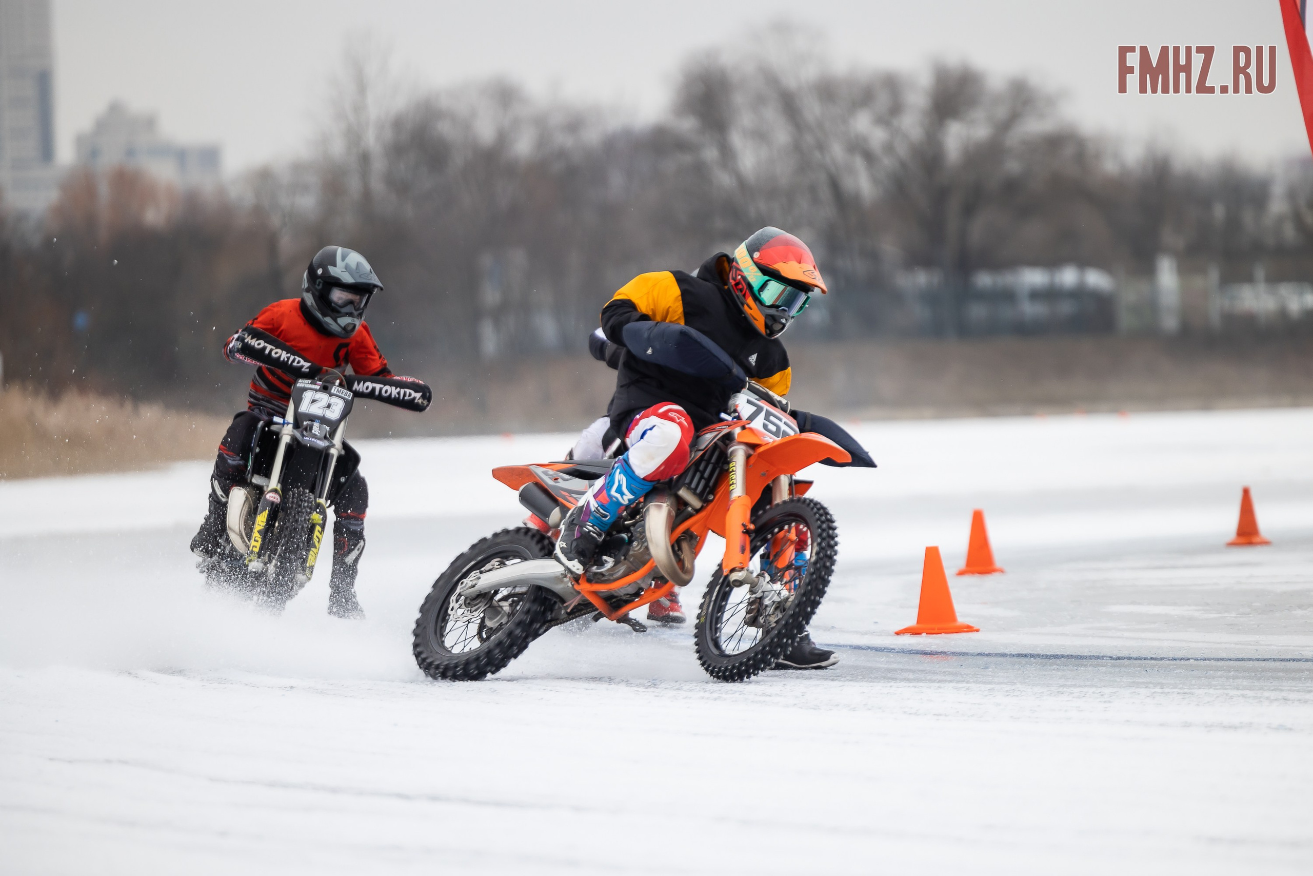 Первый этап Кубка МФР по мотокроссу на льду Большого Крылатского пруда в Москве. 8 февраля 2025 г. Фотограф Владимир Охрименко