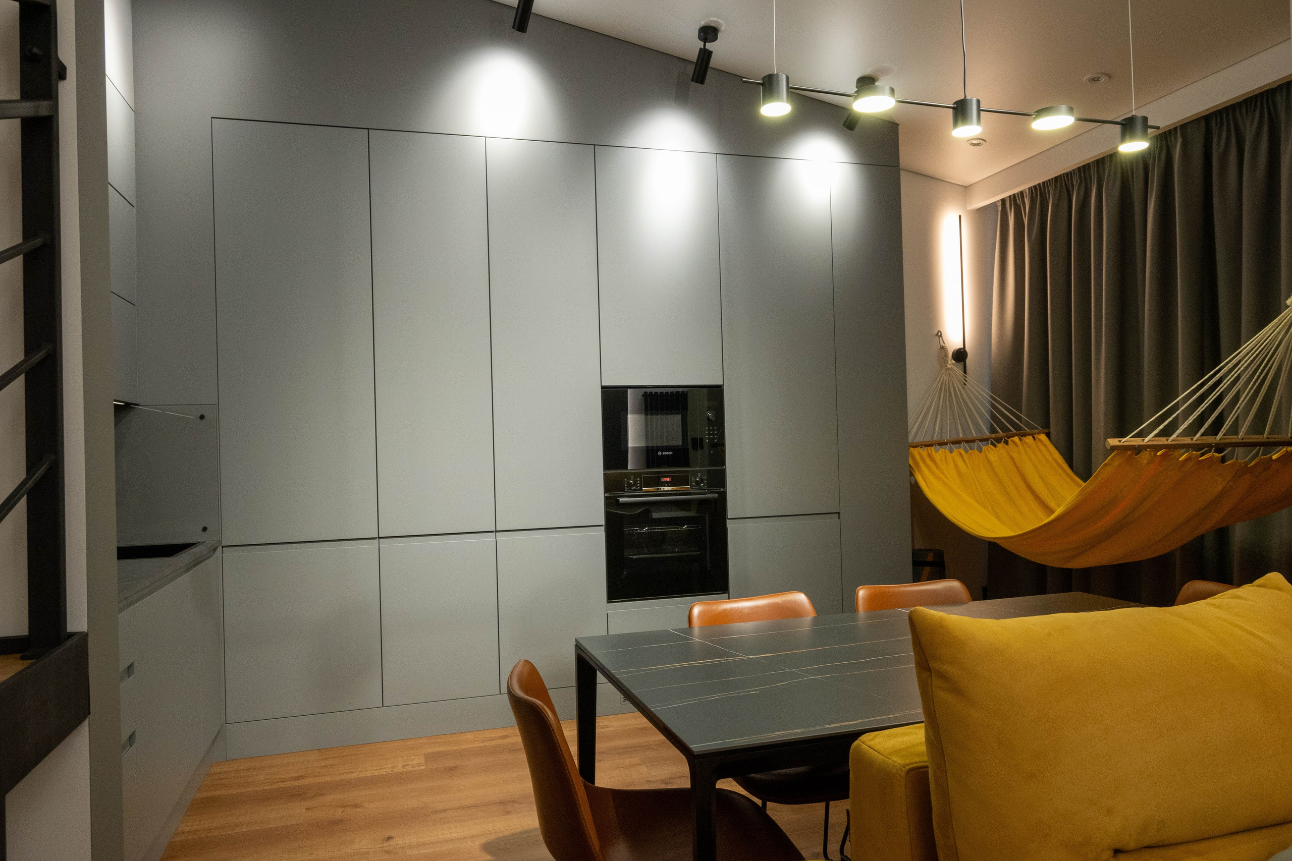 The apartment is on two levels. Fotograf Dmitrii Donets