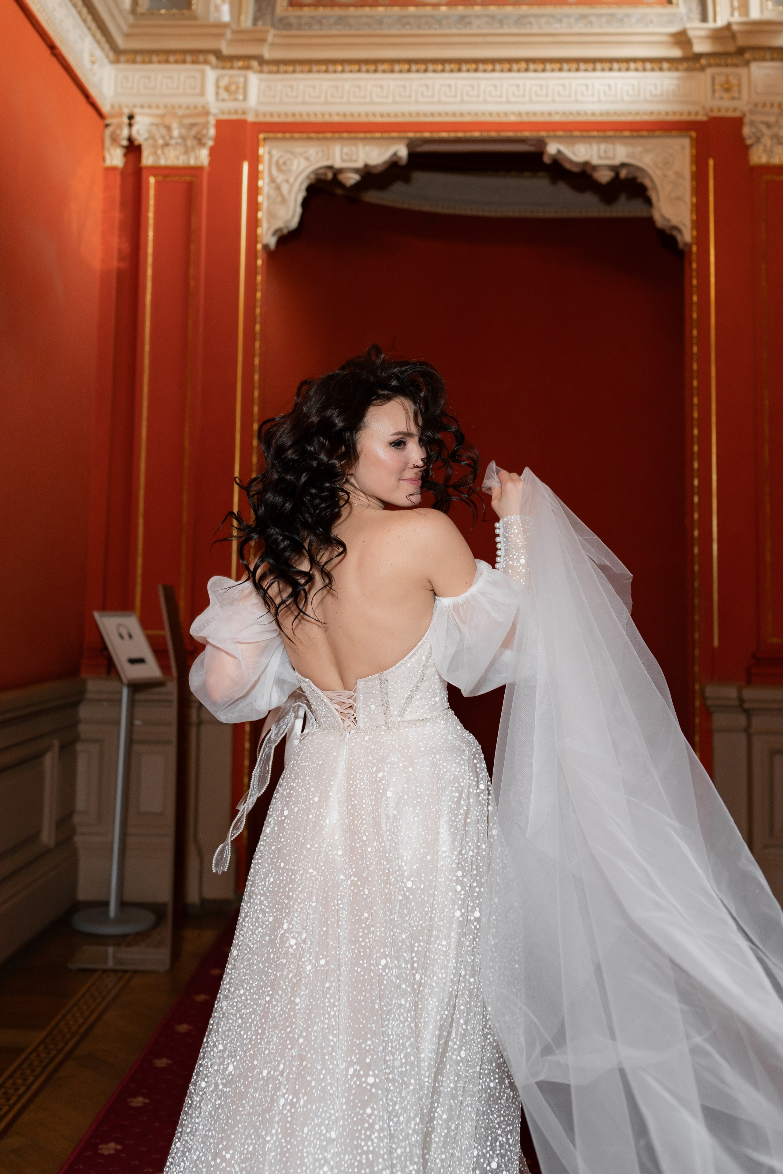 Невеста бежит по красному коридору в Юсуповском дворце