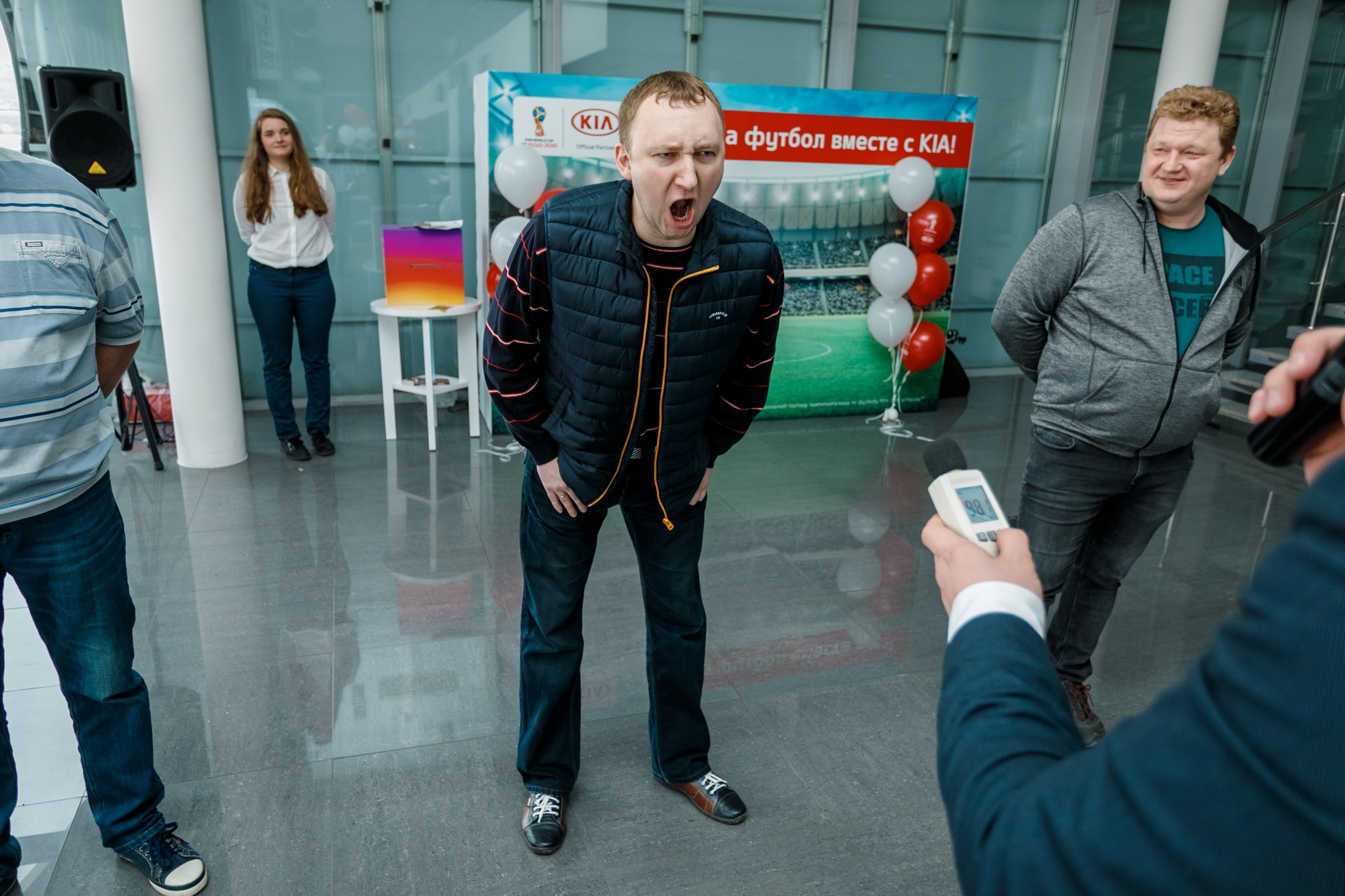 Розыгрыш билетов на ЧМ по футболу FIFA @ Киа Центр. Репортажный фотограф Максим Полянский. Москва, Санкт-Петербург, Красноярск