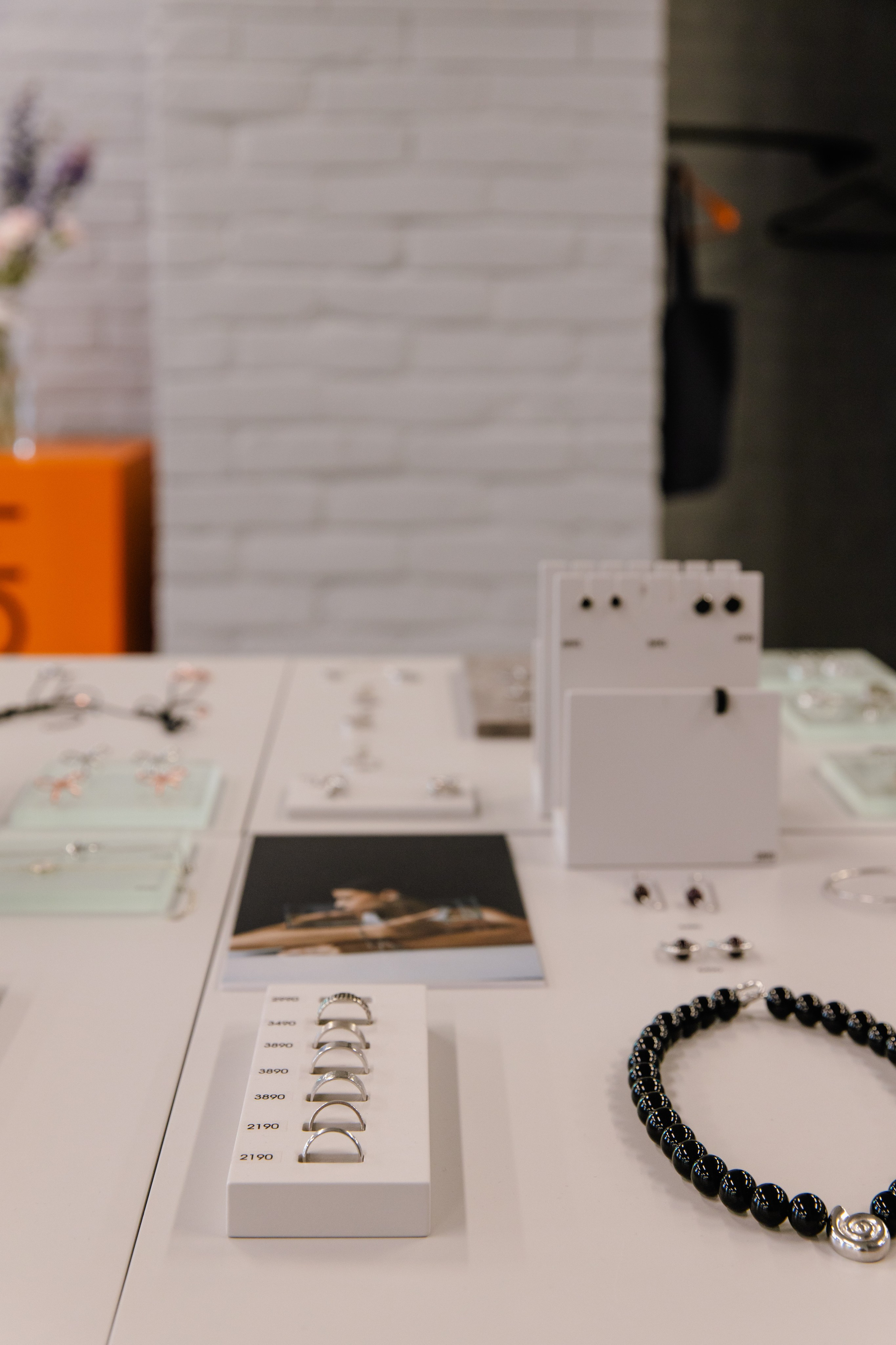 SBLESKOM ​Ювелирный салон Томск Ленина, 72. ГУДРУМ — Мебель на заказ в Томске | Кухни | Шкафы | Стулья и Столы