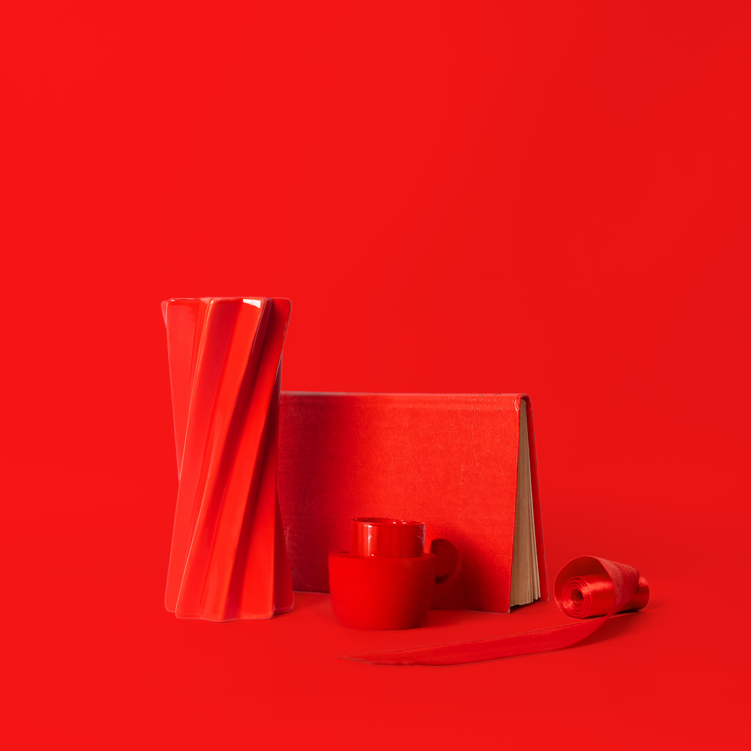 Каждый кадр&nbsp;— это отдельный монохромный мир, погружение в&nbsp;цвет, когда границы между объектами и&nbsp;фоном становятся едва различимыми.&nbsp;Момент, когда взгляд полностью адаптируется к&nbsp;оттенку, и&nbsp;реальность словно «растворяется» в&nbsp;одном доминирующем ощущении.&nbsp;Точка, где исчезают привычные контрасты, и&nbsp;всё становится частью единого пространства. Подобно тому, как звук растворяется в&nbsp;тишине, а&nbsp;форма&nbsp;— в&nbsp;свете, растворение происходит на&nbsp;уровне восприятия цвета, формы и&nbsp;фактуры.&nbsp;Восприятие смещается&nbsp;—&nbsp;остаётся только ощущение.