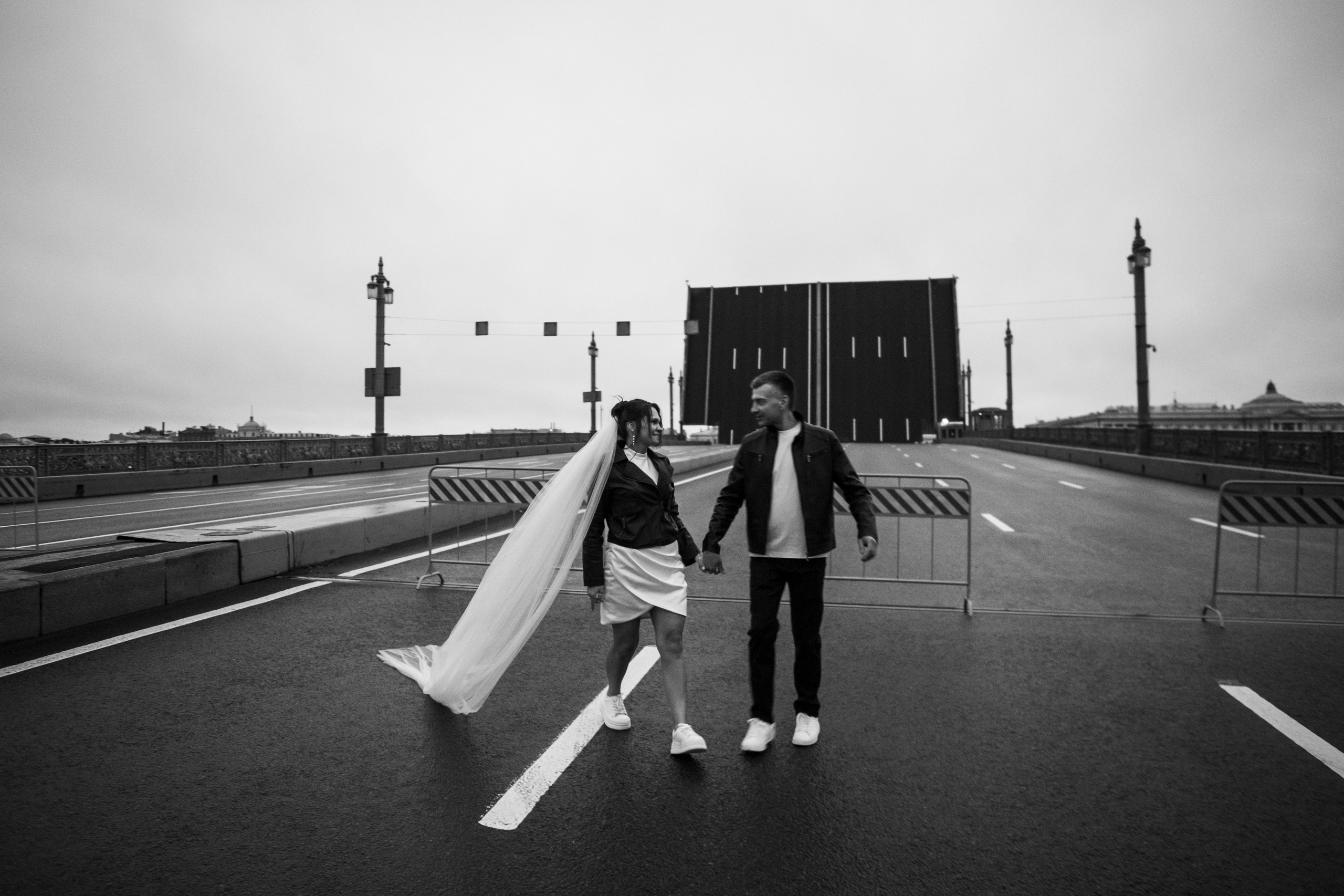 Свадебная фотопрогулка в ночном Петербурге