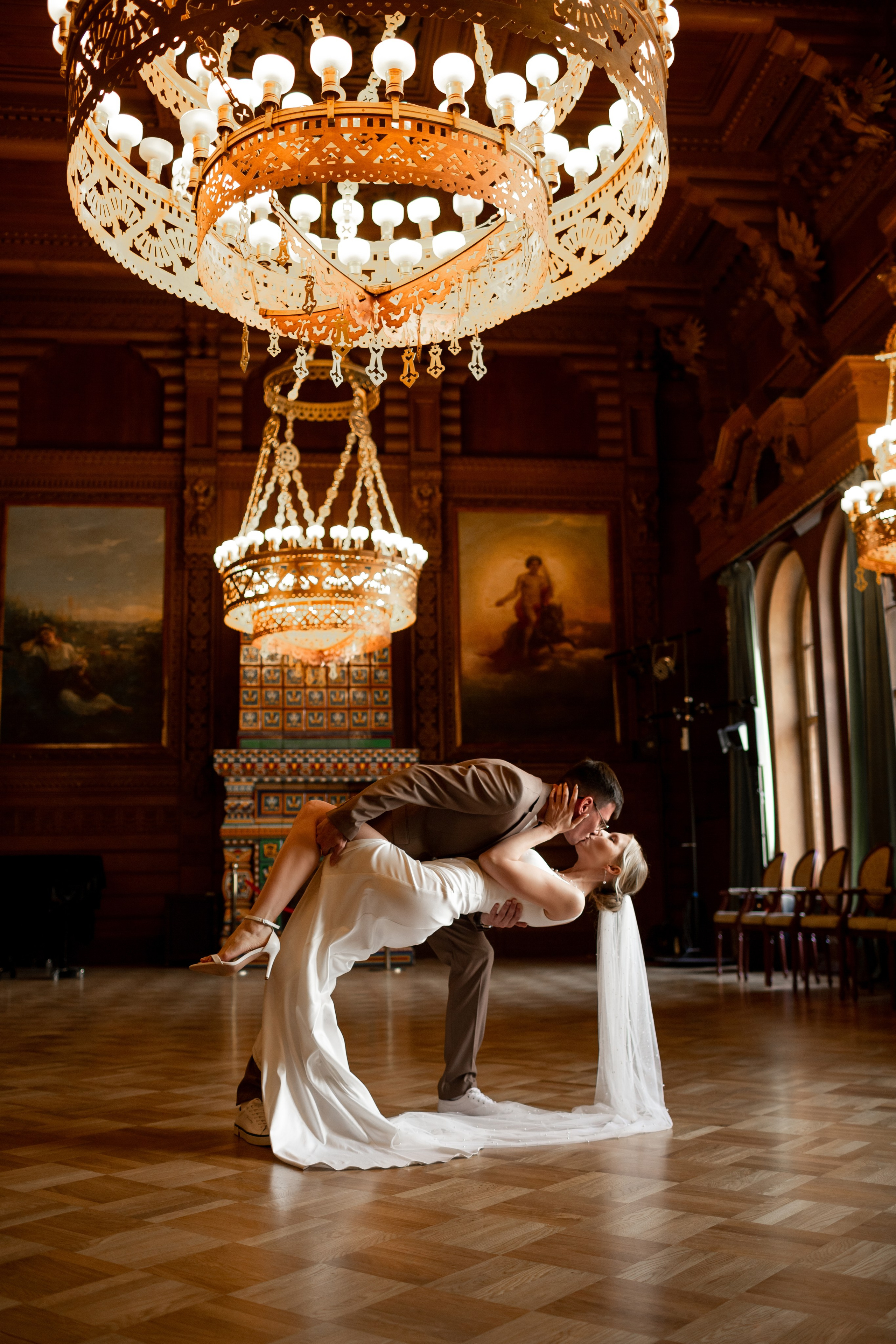 Свадебный танец: жених наклоняет и целует невесту, фата стелется по полу.