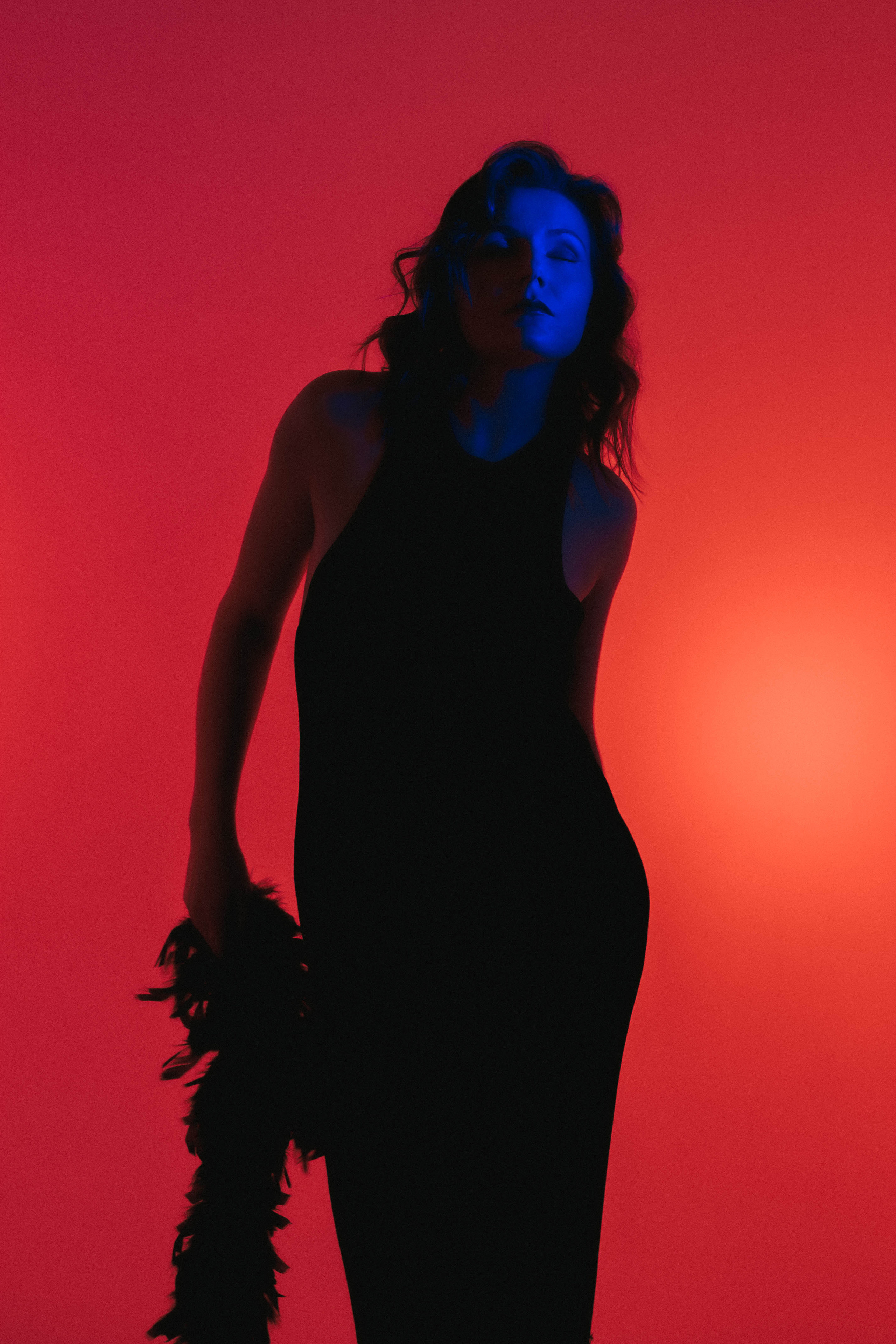 фотостудия цветной свет фотограф тверь красный силуэт модель фотосессия с  искусственным светом