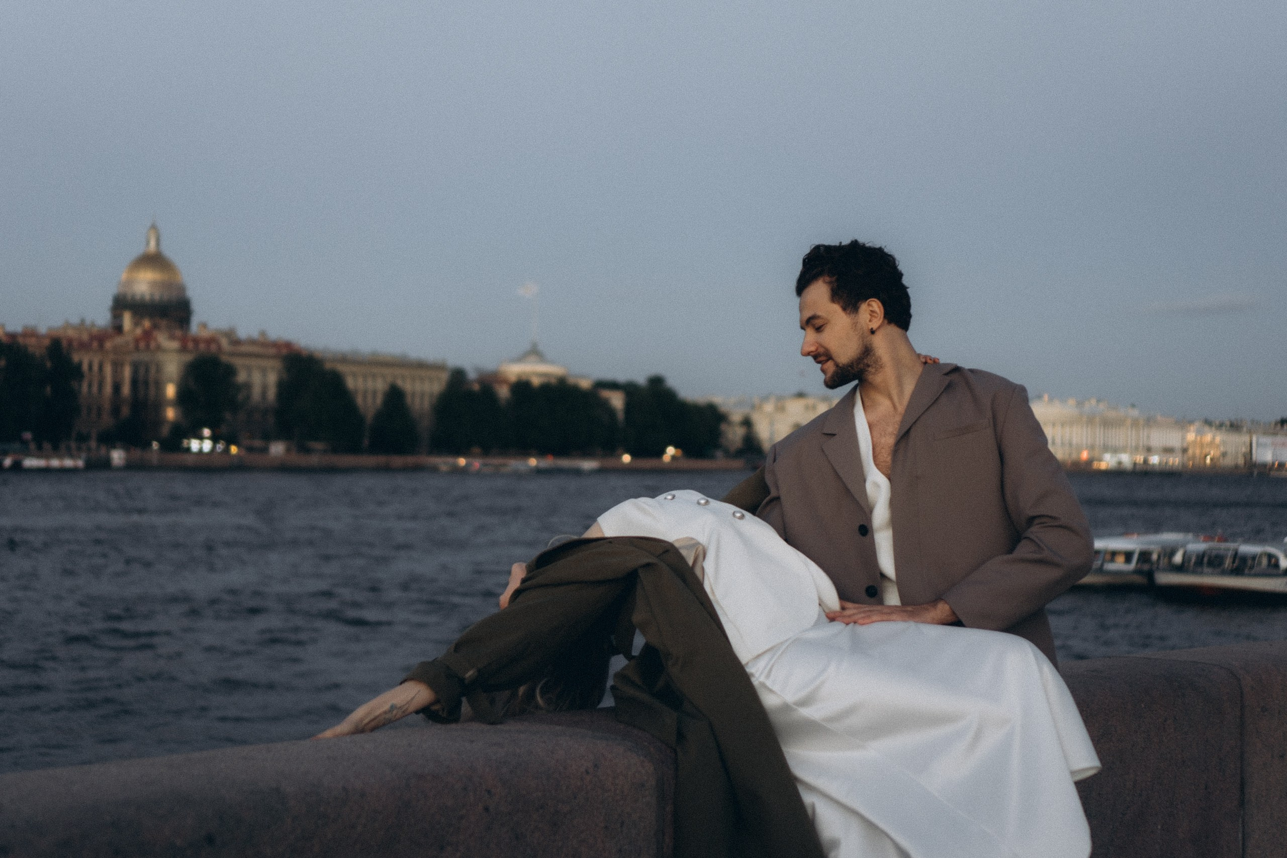 СВАДЕБНАЯ СЬЕМКА ПАРЫ НА РАССВЕТЕ В БЕЛЫЕ НОЧИ И ПРОГУЛКА С РАЗВОДНЫМИ МОСТАМИ И ПИКНИК ВОЗЛЕ ИСАКИЕВСКОГО СОБОРА. Профессиональный фотограф, Санкт-Петербург — Виктория Богомолова