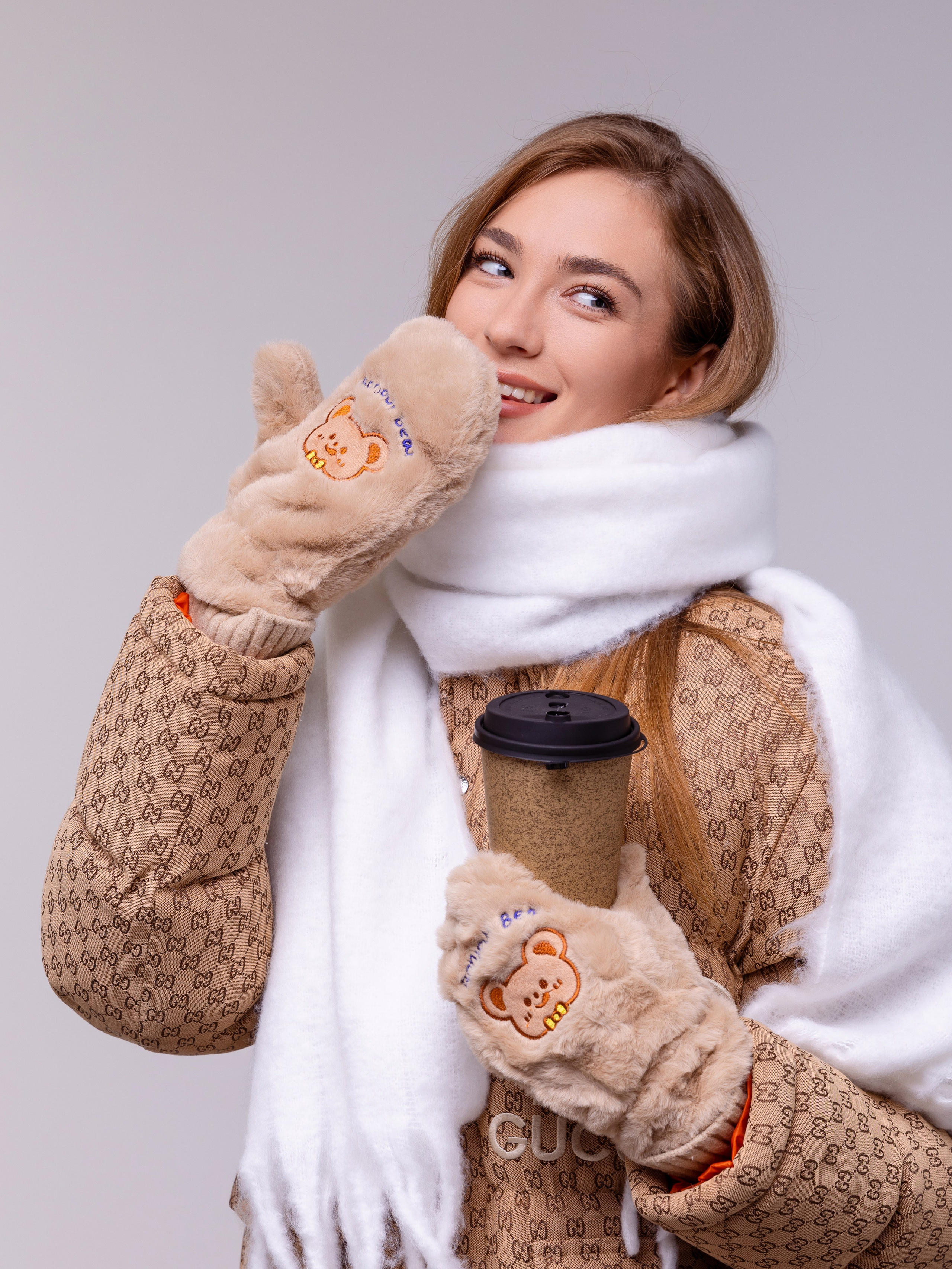 На руки девушка одела бежевые рукавички с детскими аппликациями.