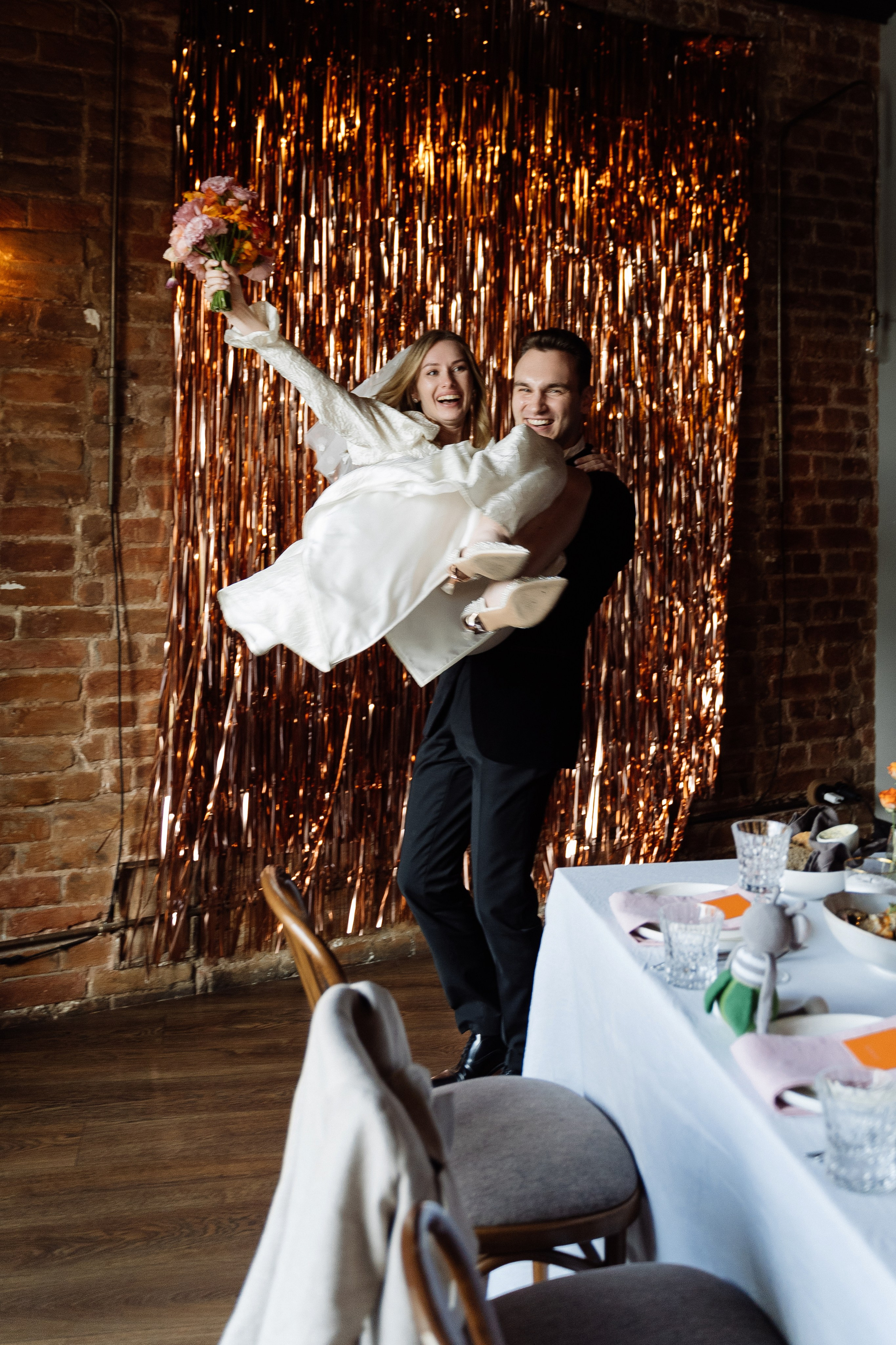 Камерная свадьба на фонтанке в сезонах. Свадебный фотограф организатор в Санкт-Петербурге Ассоль Опарина