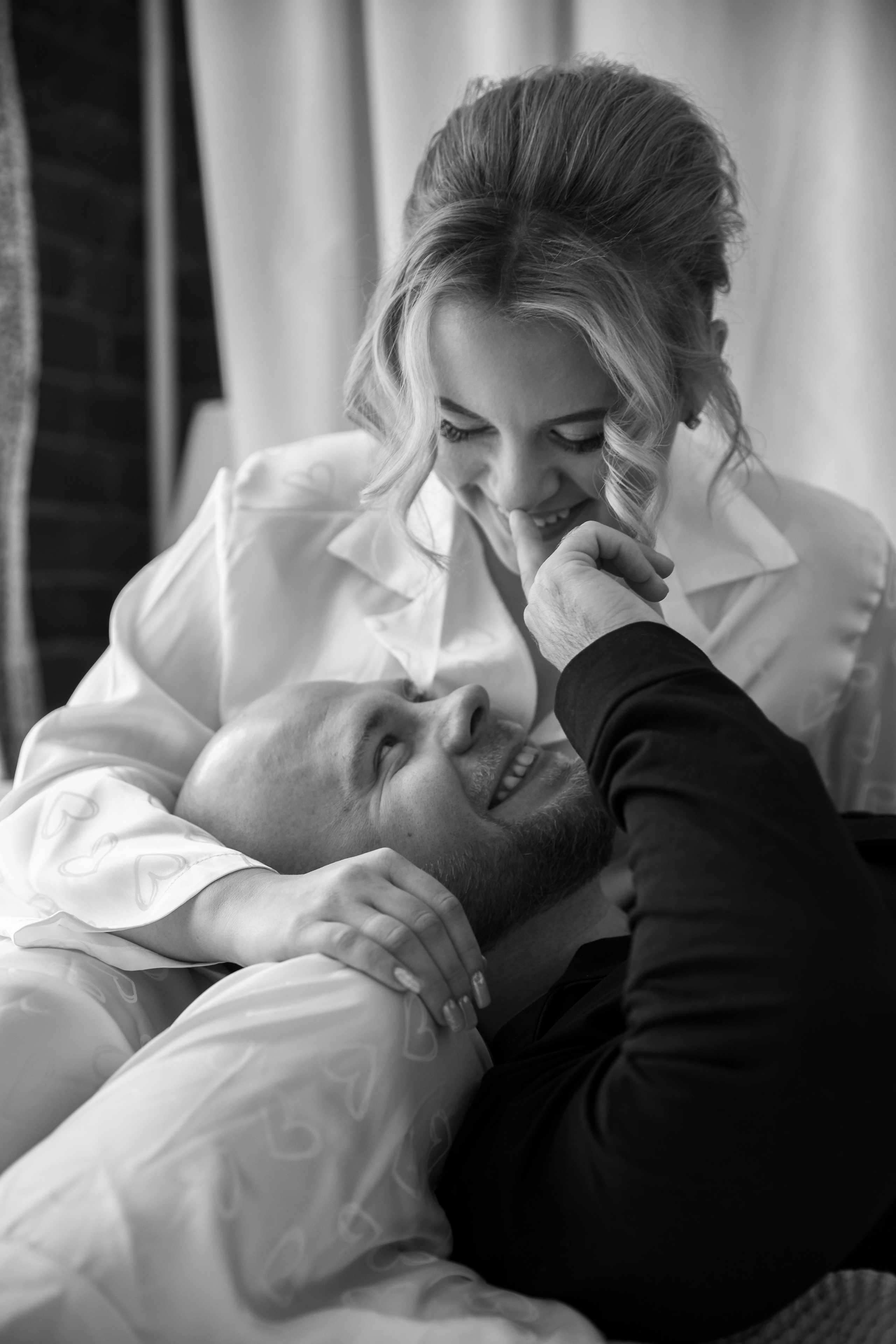 Утро невесты и жениха, свадебная съёмка свадебных сборов в отеле