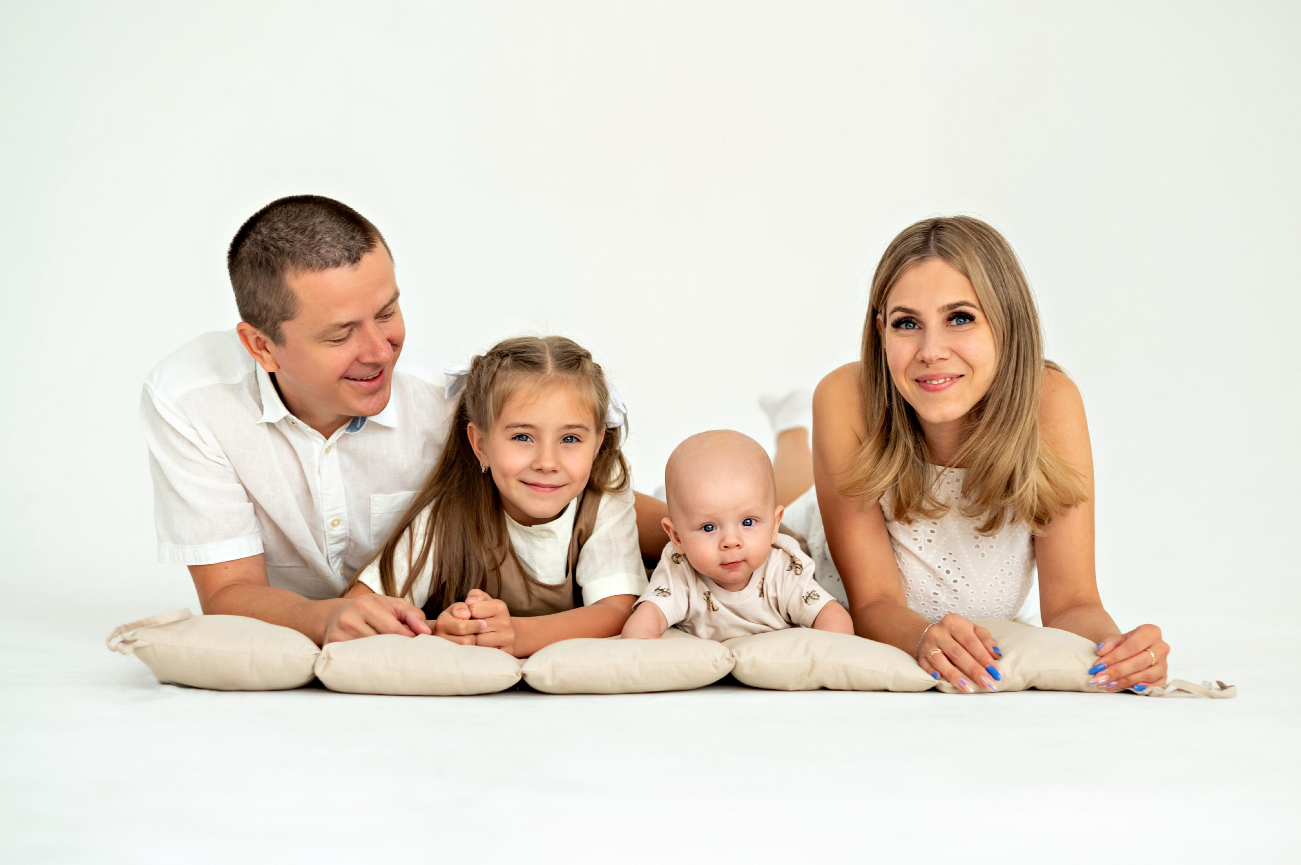 Семейная фотосессия на циклораме. Детский и семейный фотограф г. Москва Оксана Катаджи