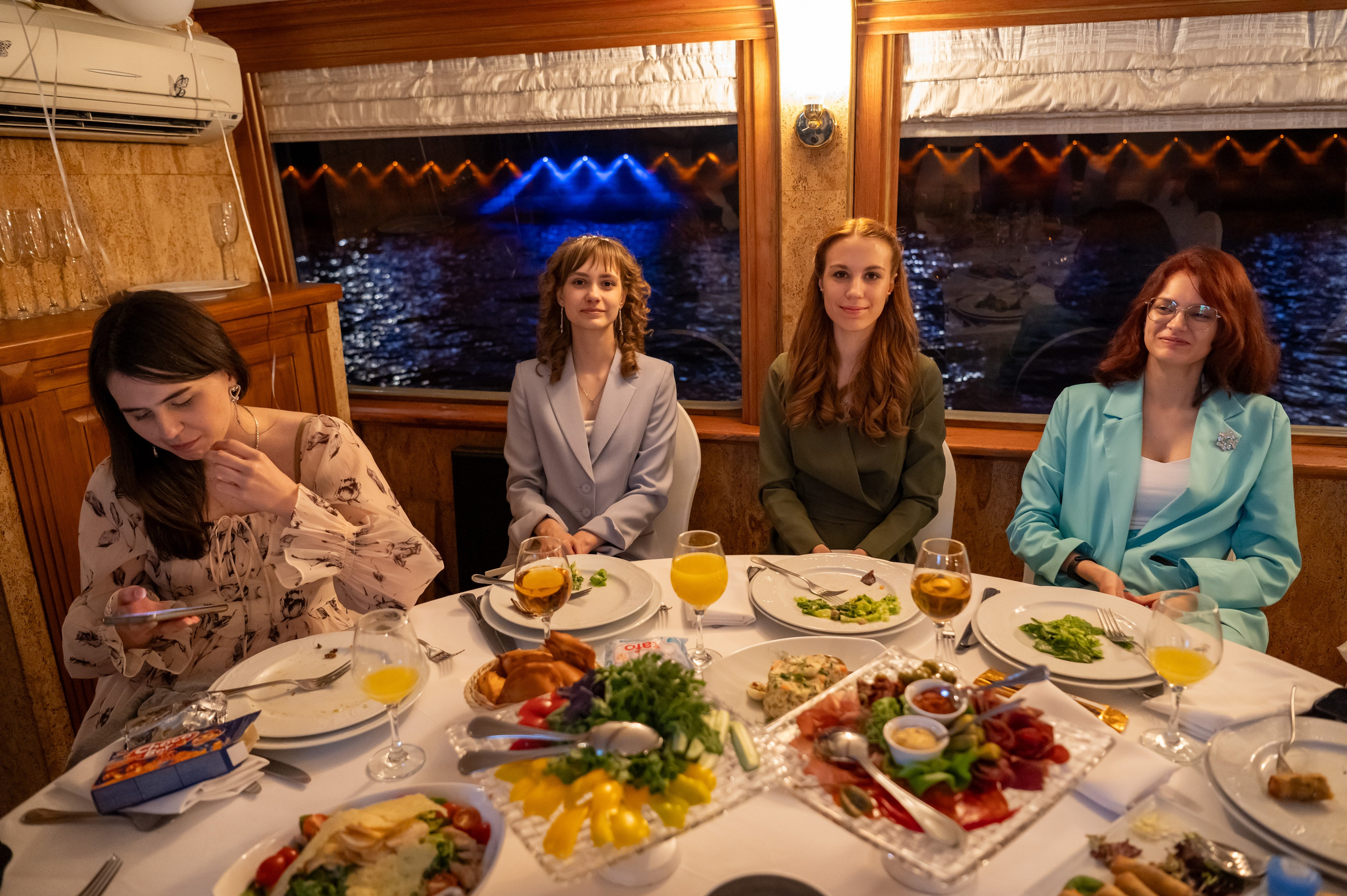 Выпускной вечер 11 класс на теплоходе. Детский и семейный фотограф г. Москва Оксана Катаджи