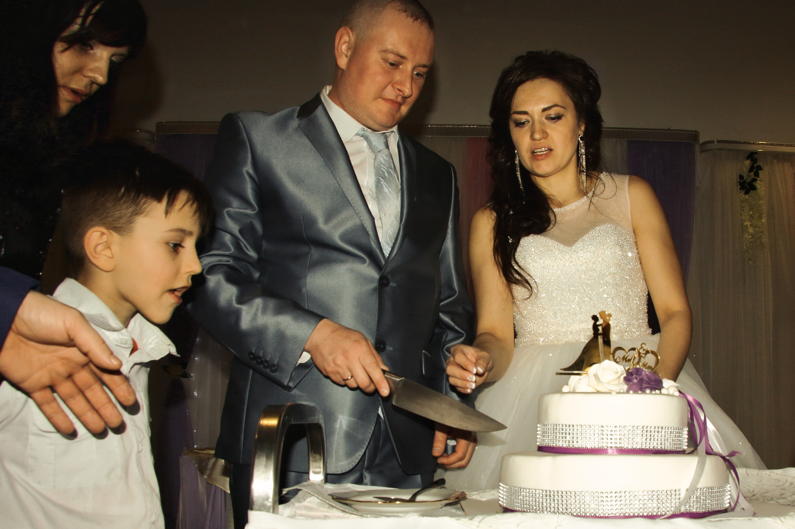 разрезание свадебного торта