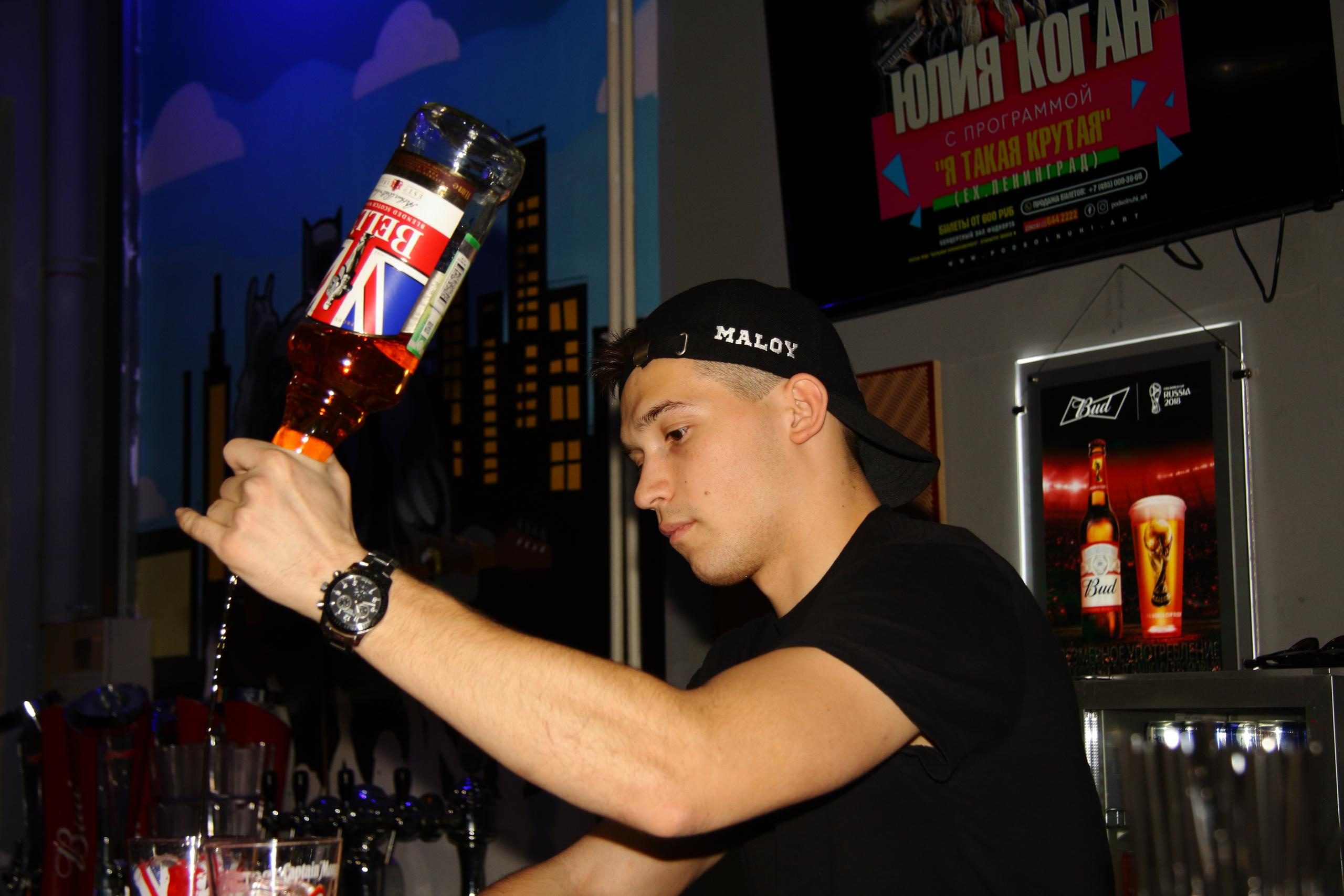 фотография мужчины в баре