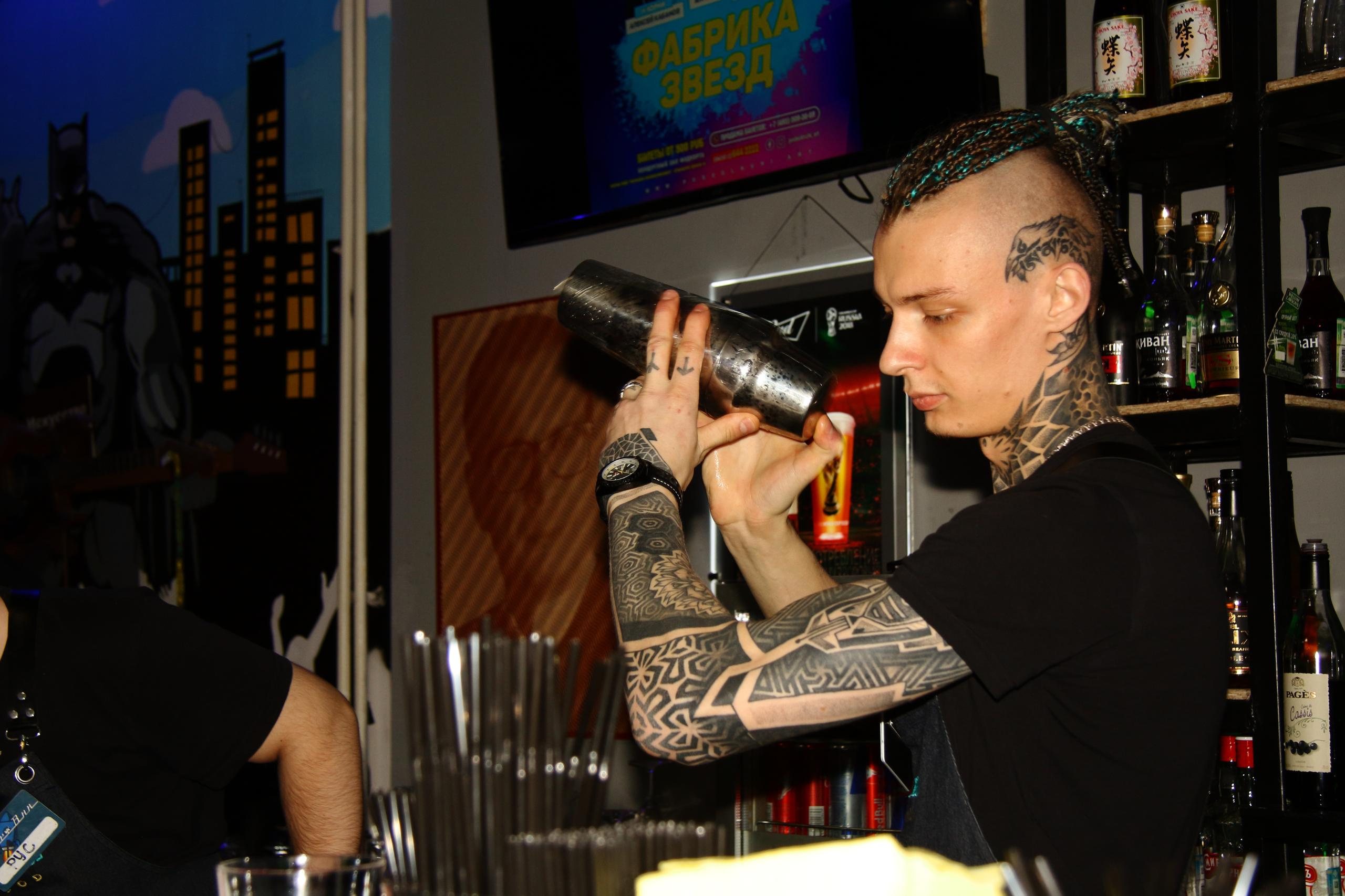 репортажный портрет в баре